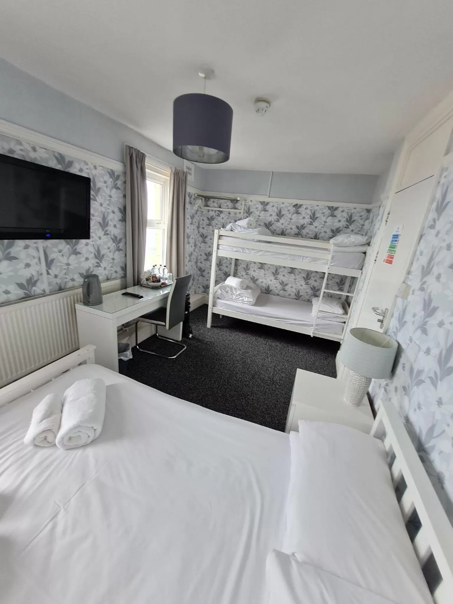 TV and multimedia, Bed in Queens Plaza Hotel