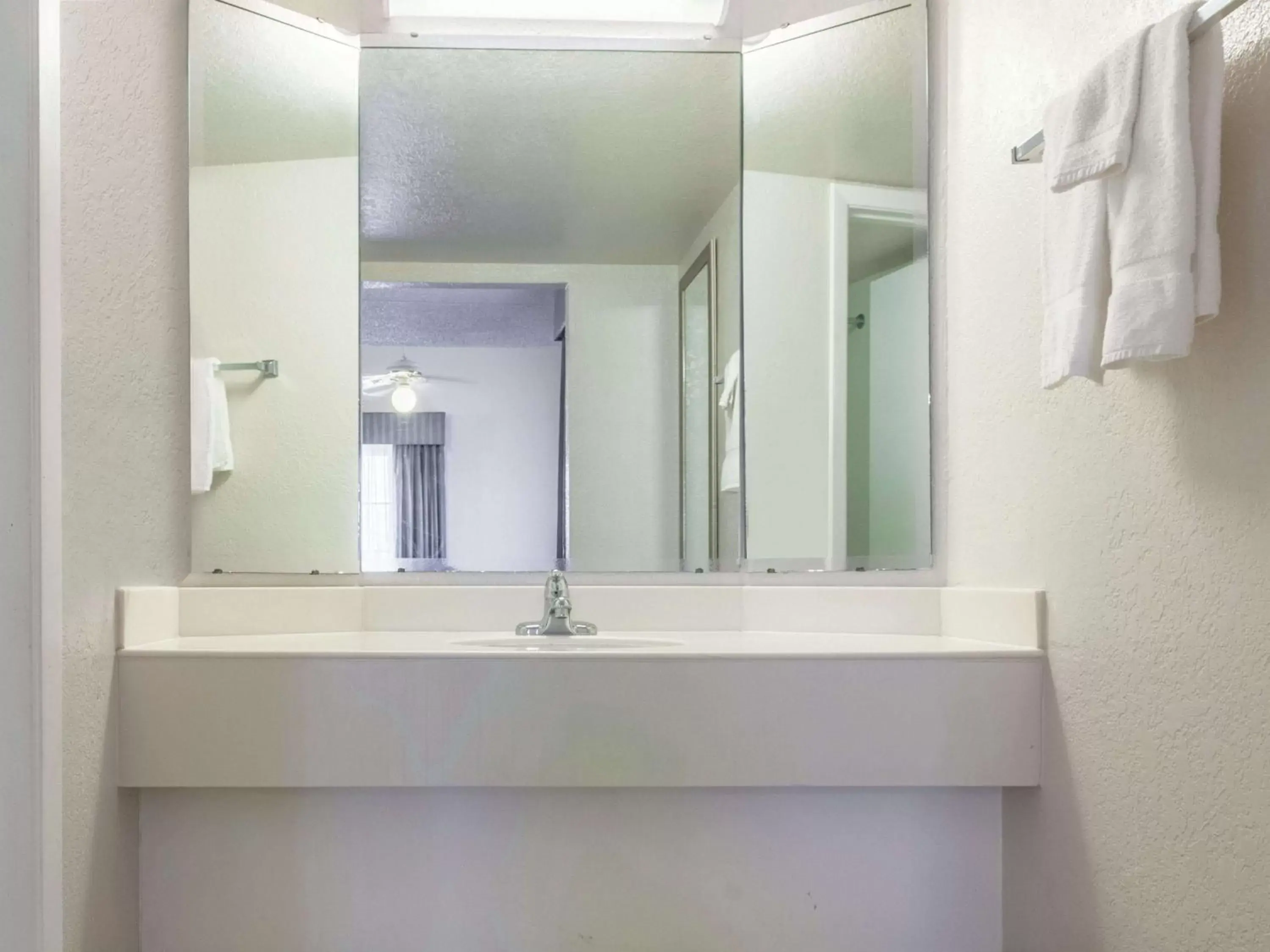 Photo of the whole room, Bathroom in La Quinta Inn by Wyndham New Orleans West Bank / Gretna