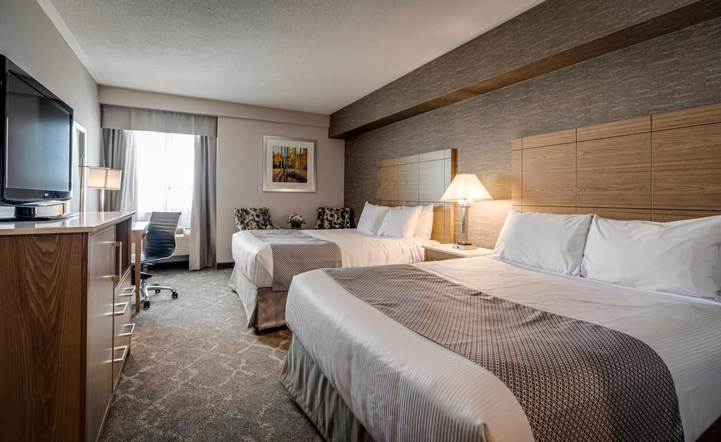 Bed in Monte Carlo Inn Vaughan Suites