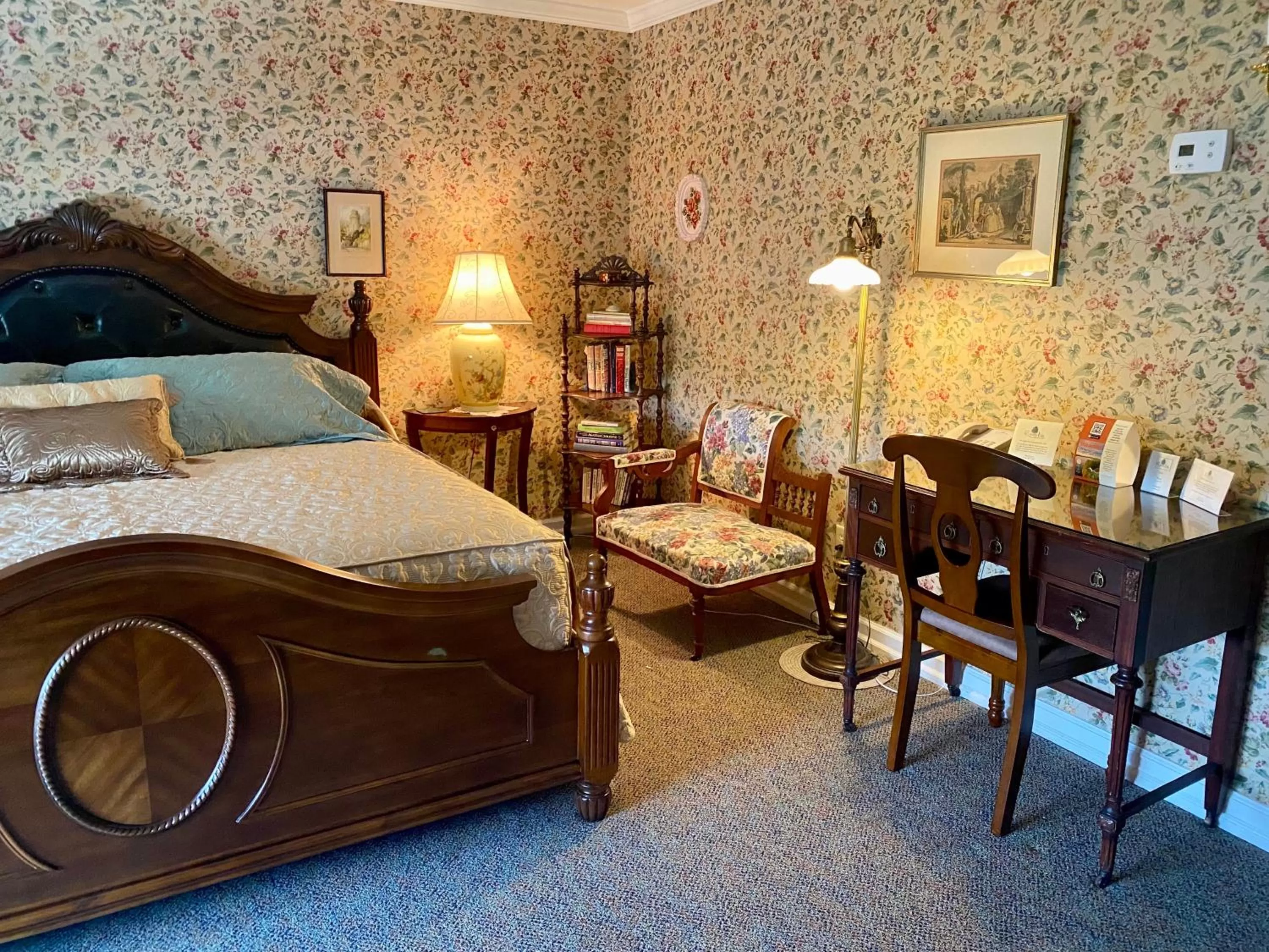 Seating area, Bed in The Cypress Inn