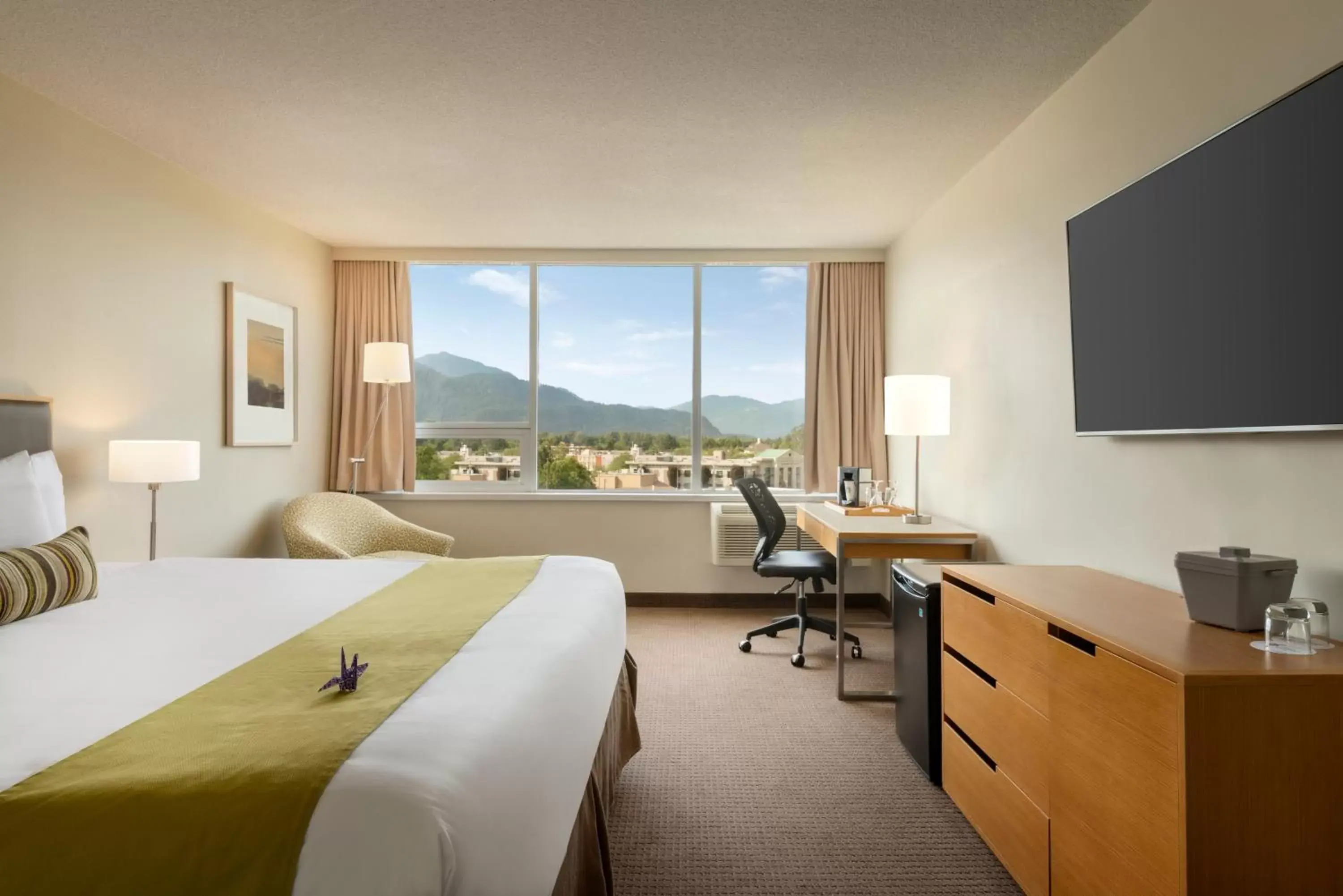 Photo of the whole room, Mountain View in Coast Chilliwack Hotel by APA