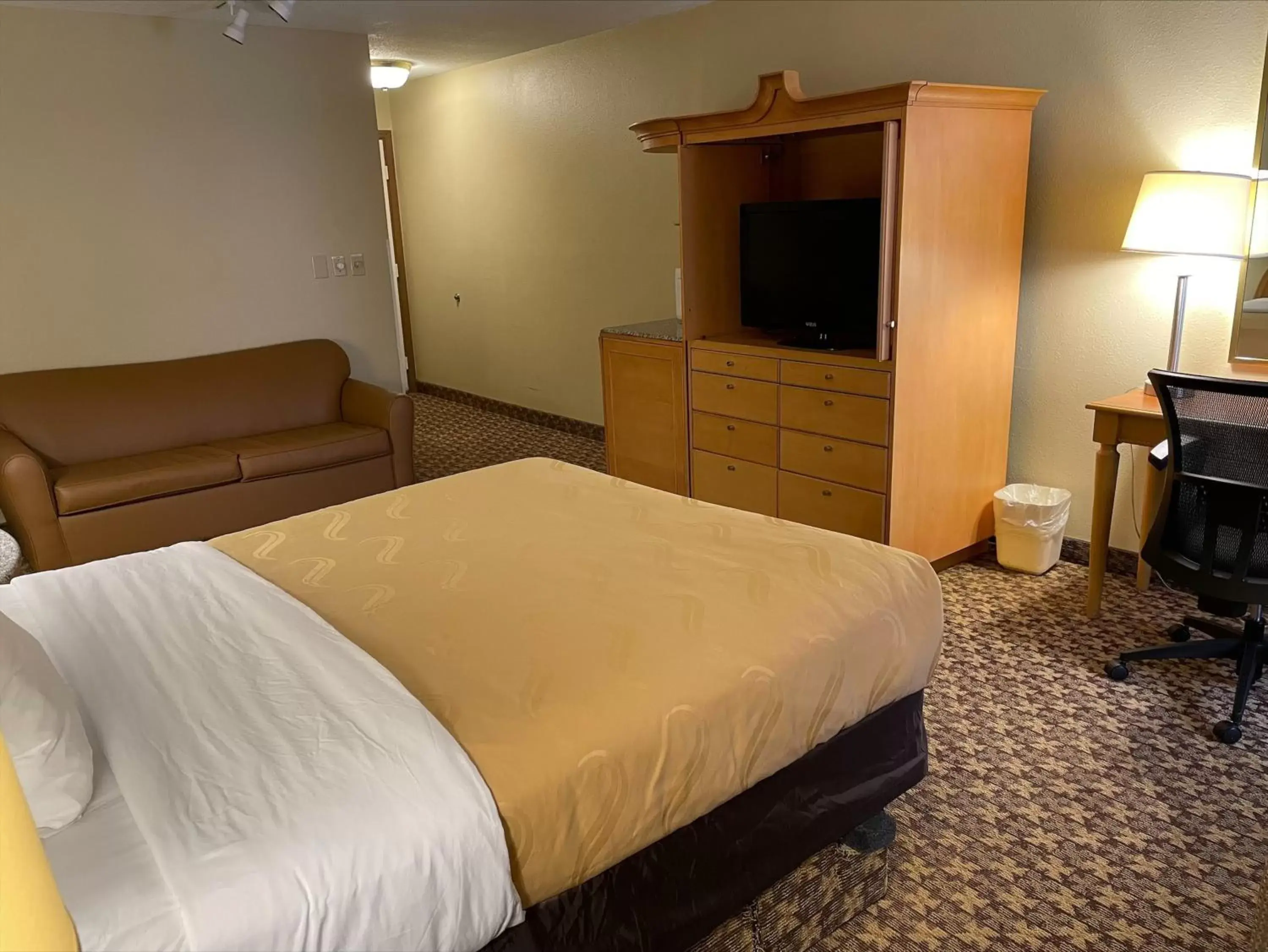 Living room, Bed in Quality Inn & Suites Greenfield I-70