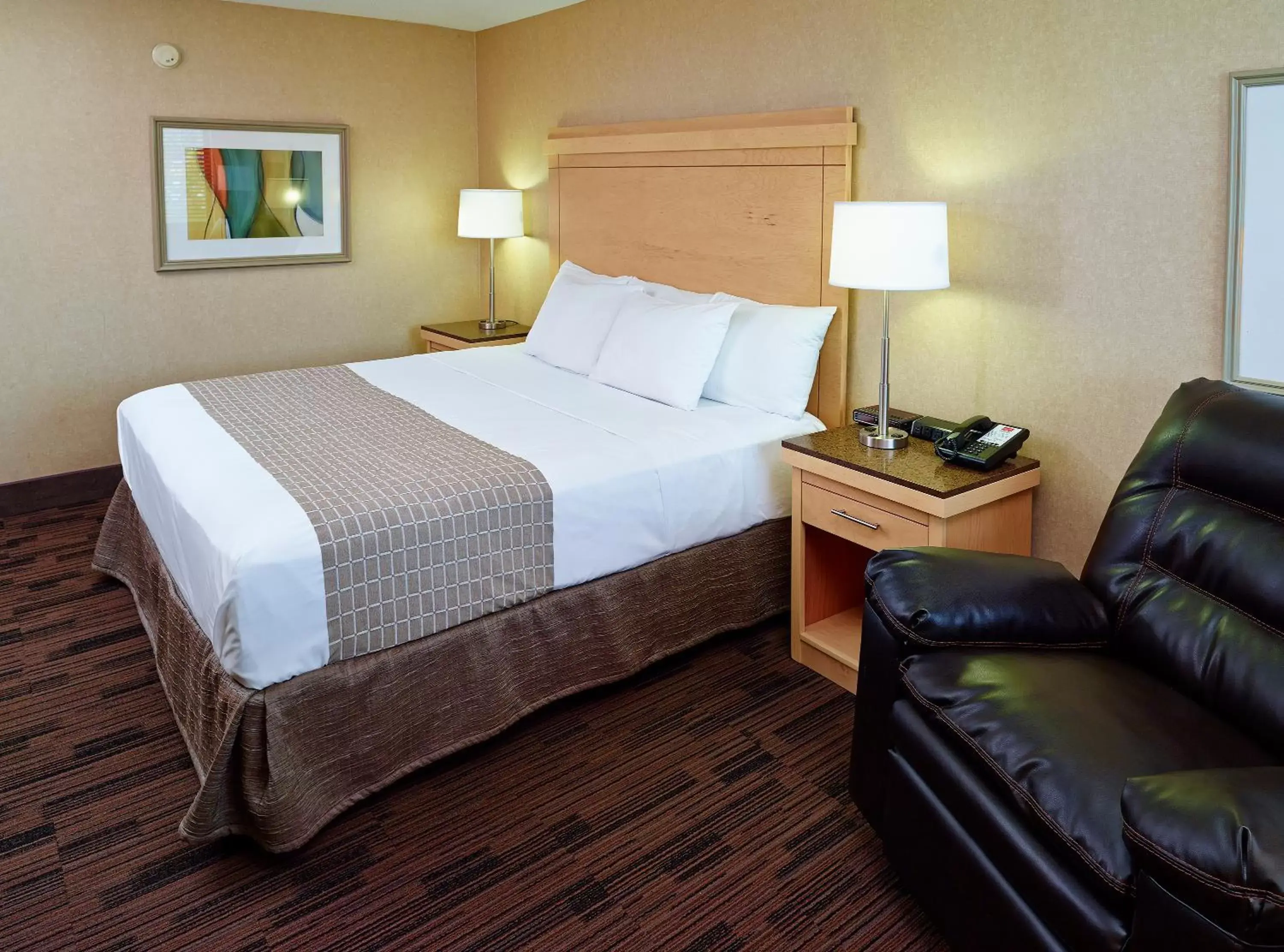 Photo of the whole room, Bed in LivINN Hotel Cincinnati North/ Sharonville