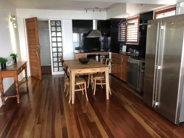 dishwasher, Dining Area in Hillhaven Holiday Apartments