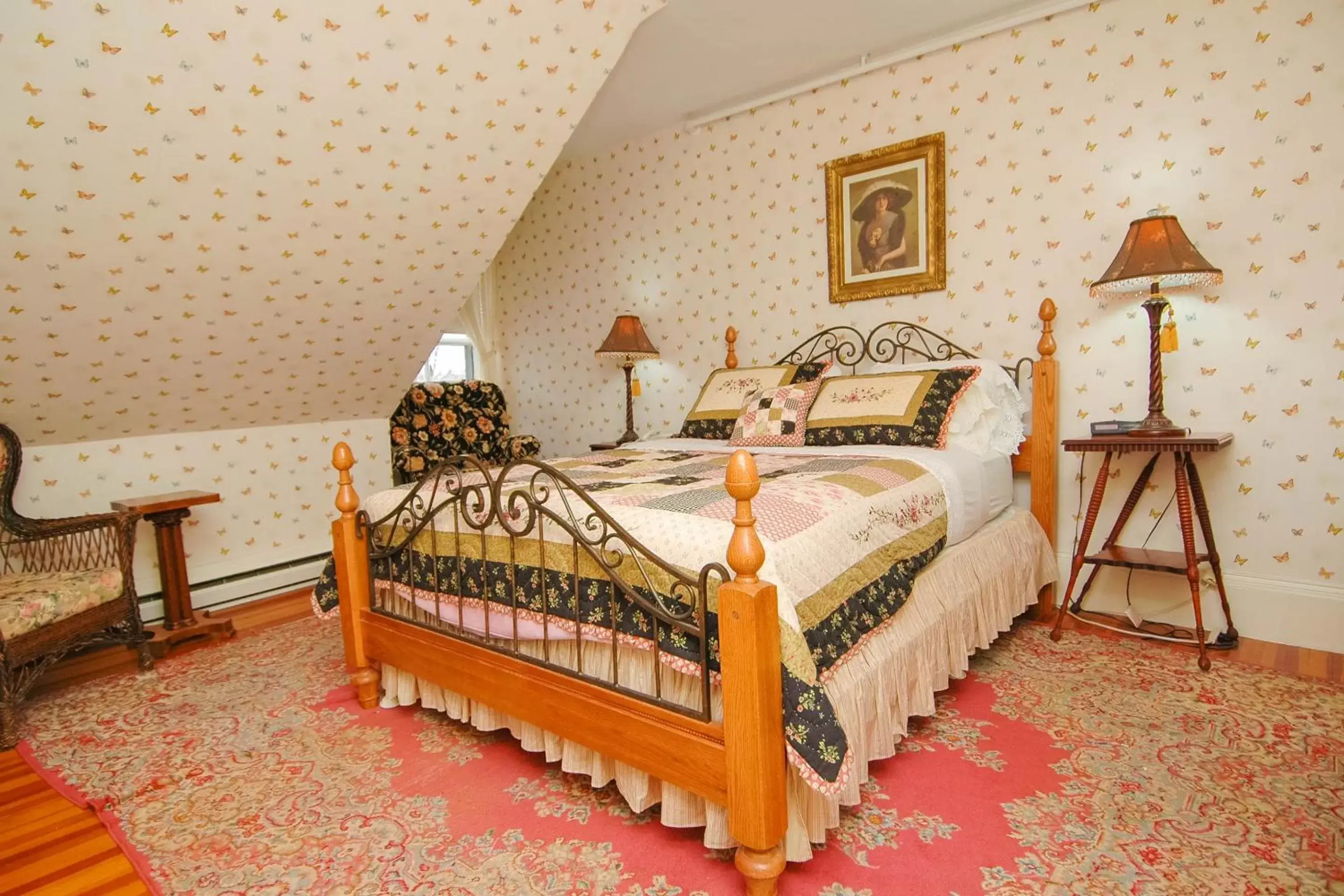 Alice’s Room, Queen Bed, Private Hall Bath in Apple Tree Inn