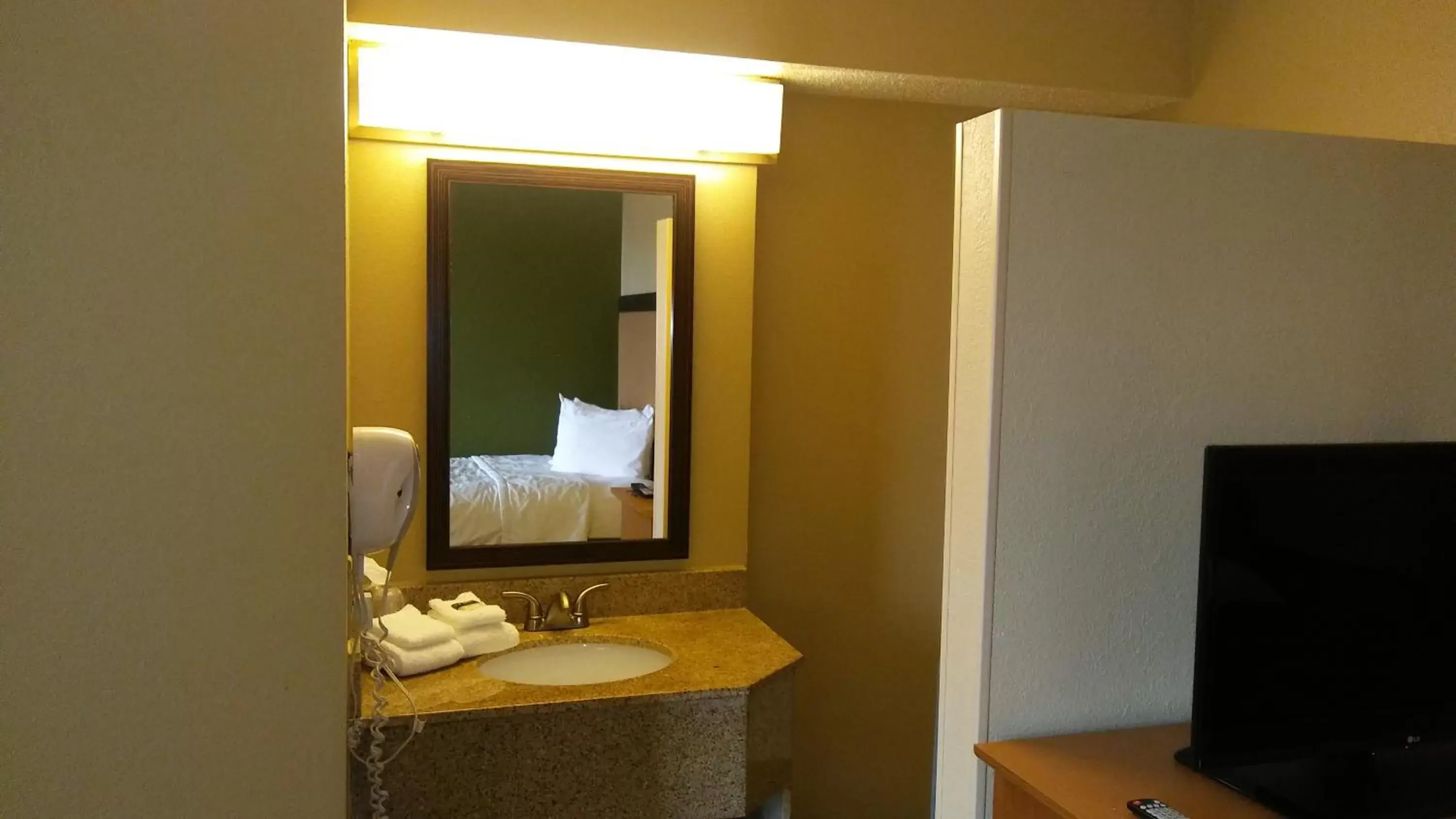 Bed, Bathroom in Extended Stay America Suites - Houston - Med Ctr - NRG Park - Braeswood Blvd