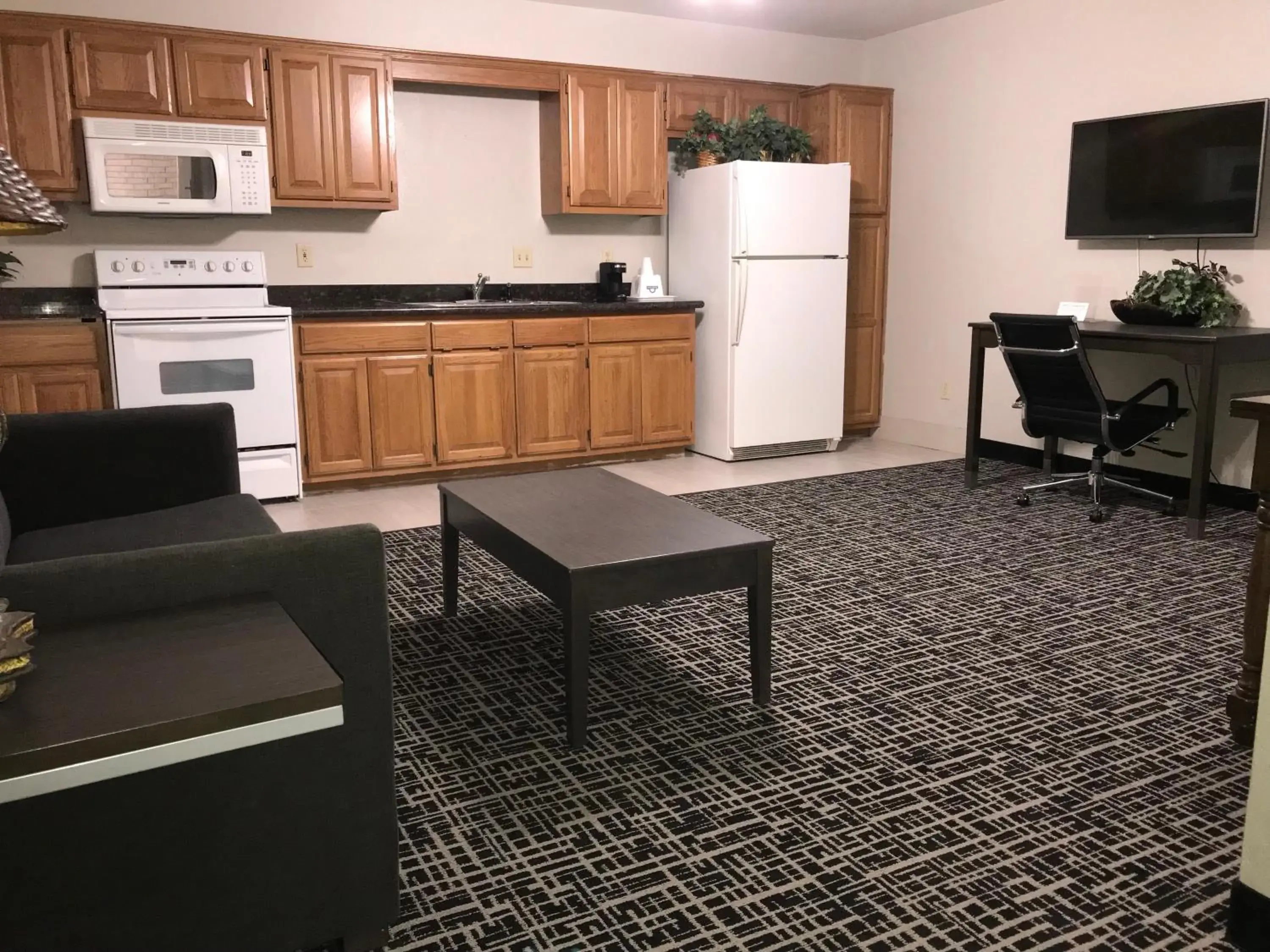 Living room in Days Inn by Wyndham Grove Living room in Days Inn by Wyndham Grove