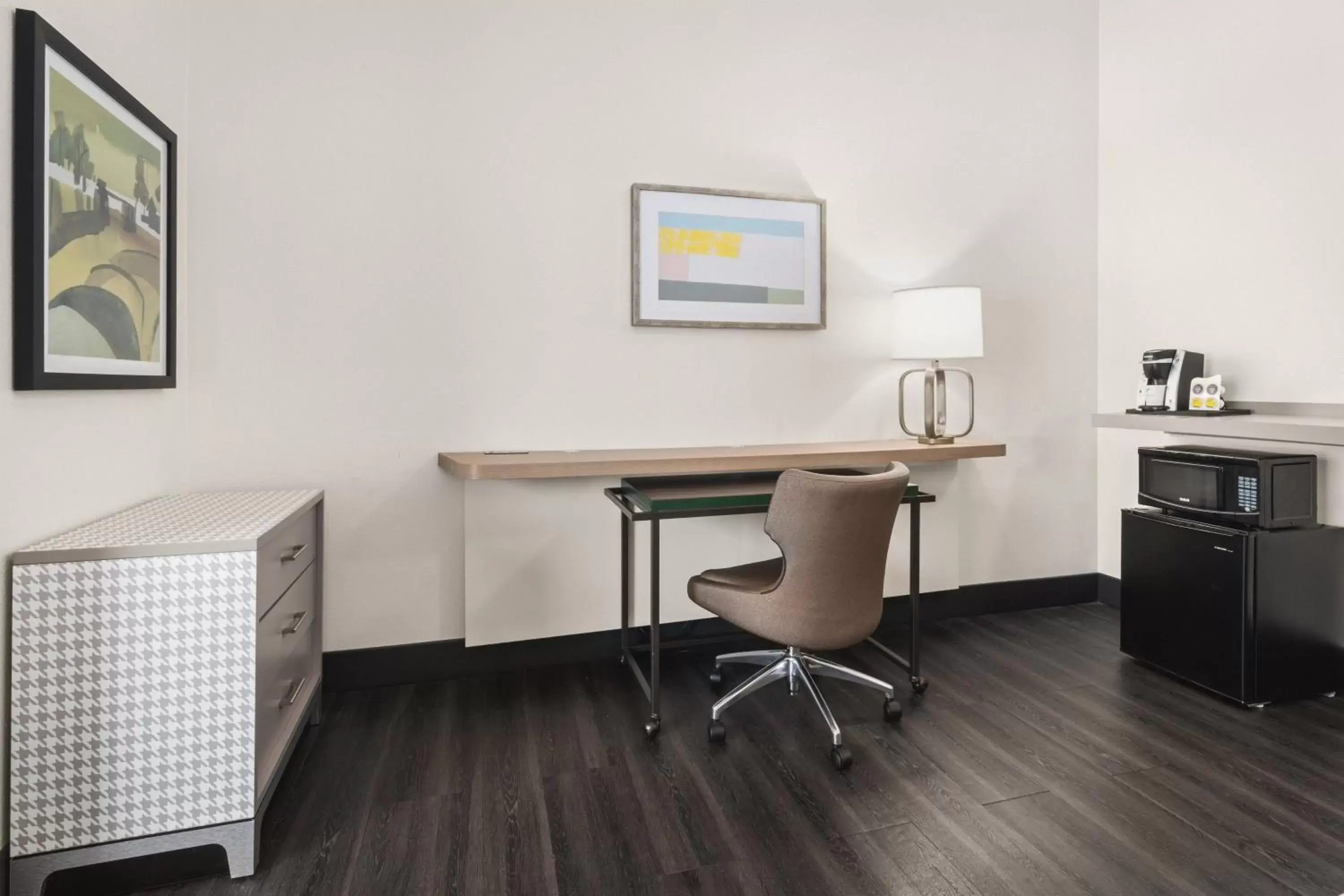 Photo of the whole room, Kitchen/Kitchenette in Holiday Inn & Suites Bothell an IHG Hotel