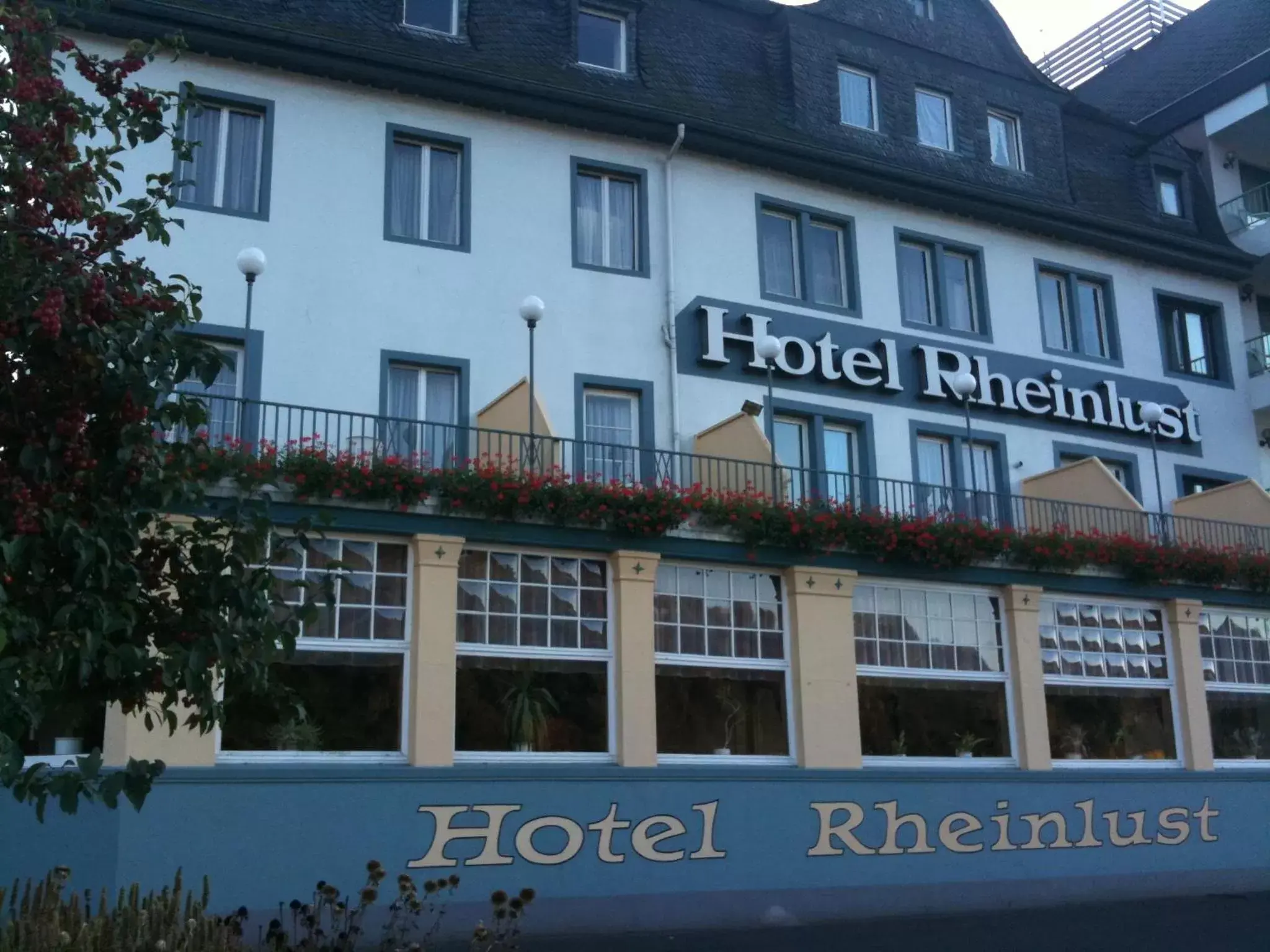 Facade/entrance, Property Building in Hotel Rheinlust