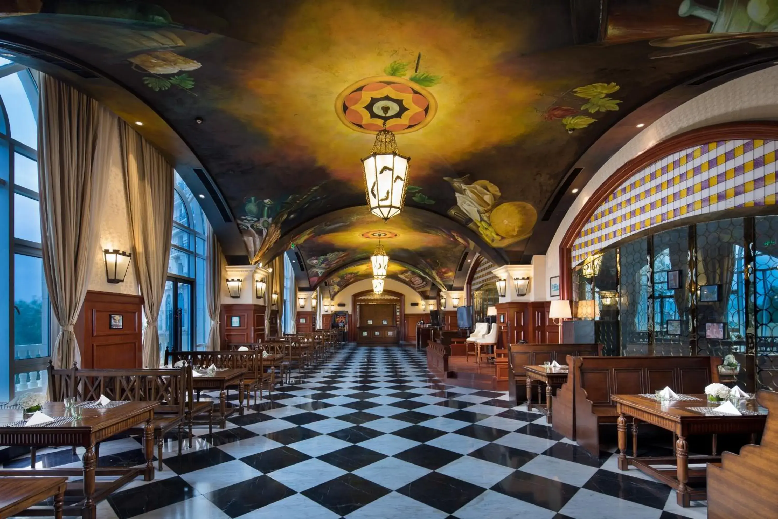 Lounge or bar in Crowne Plaza Ocean Spring Resort by IHG Lounge or bar in Crowne Plaza Ocean Spring Resort by IHG