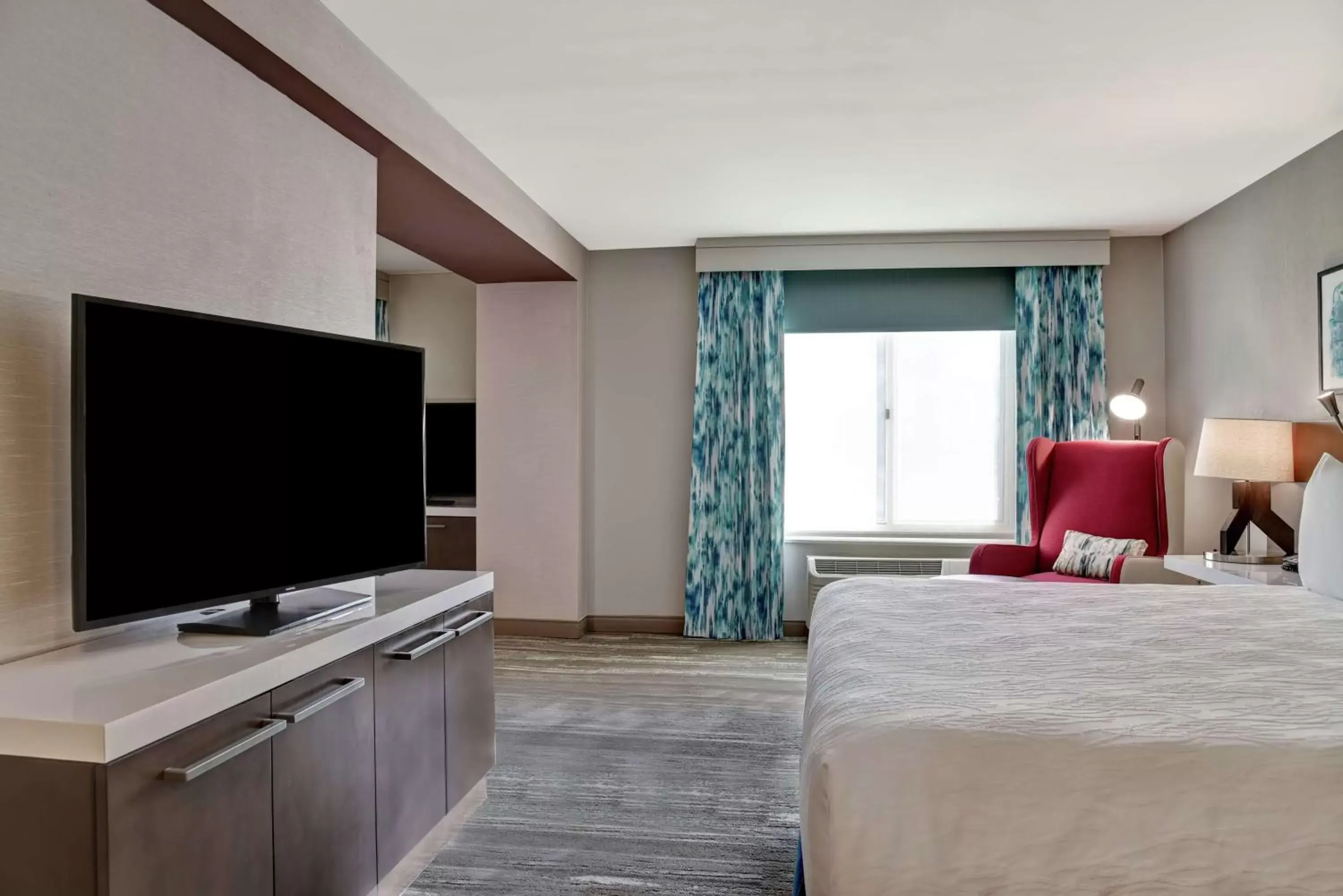 Bedroom, TV/Entertainment Center in Hilton Garden Inn Kansas City/Kansas