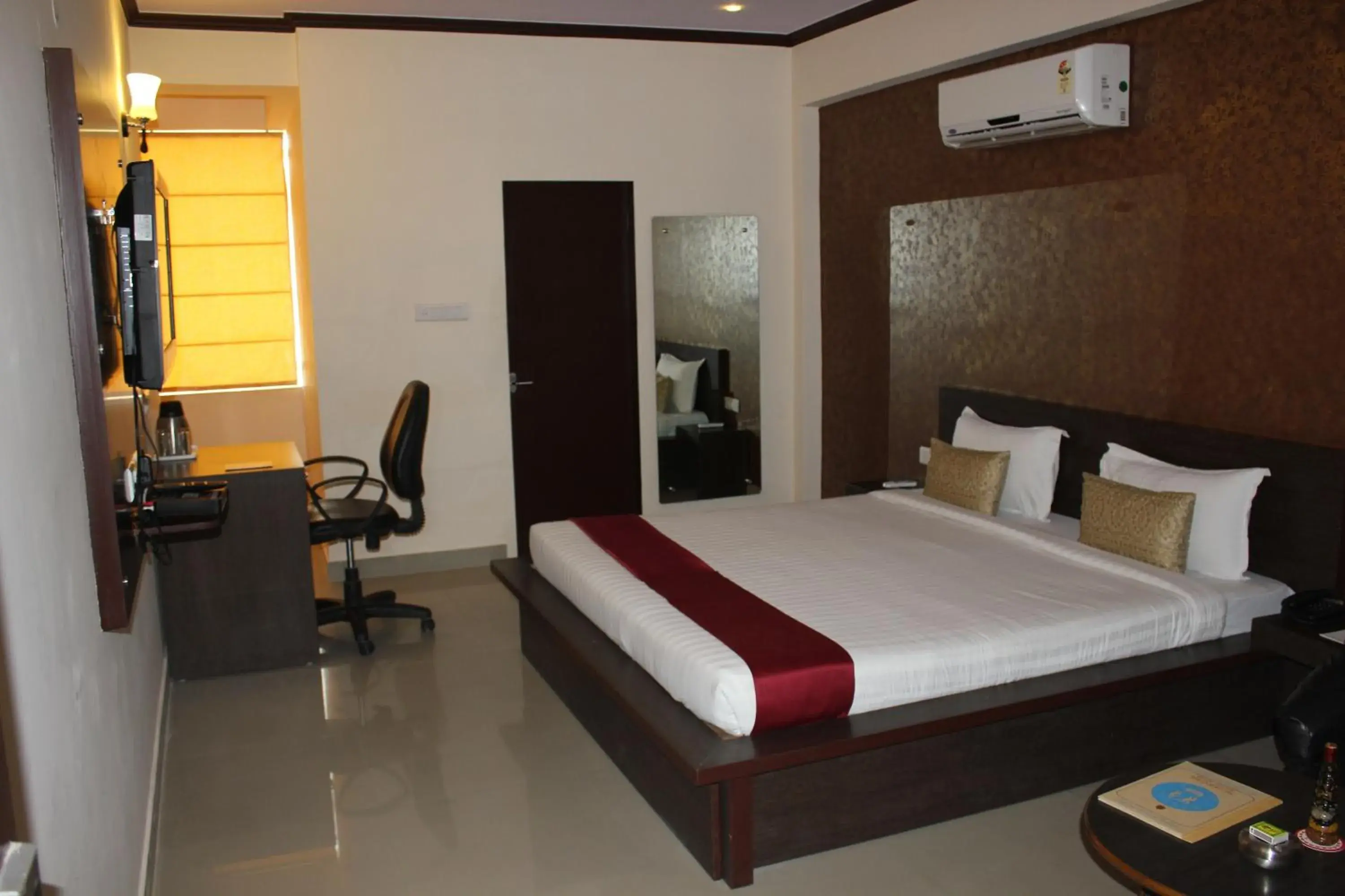 Photo of the whole room, Bed in Hotel Savi Regency