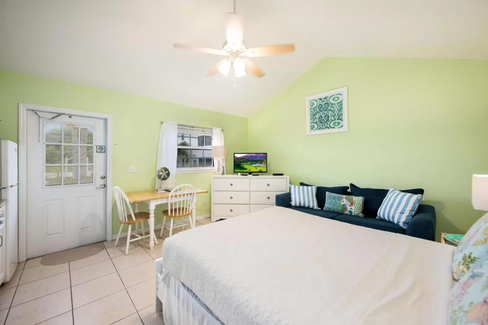 Bed in Seahorse Beach Bungalows