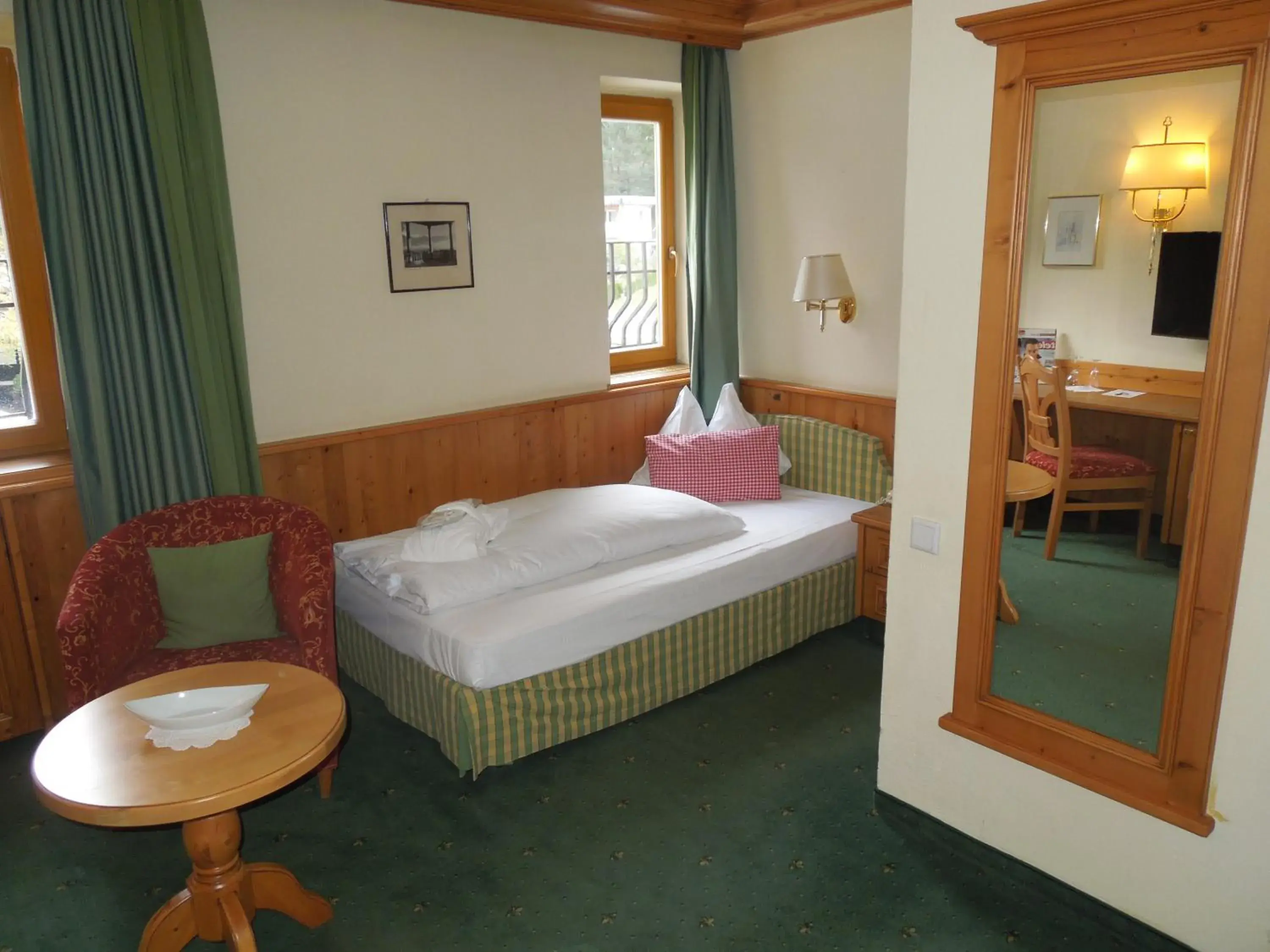 Photo of the whole room, Bed in Bergresort Seefeld