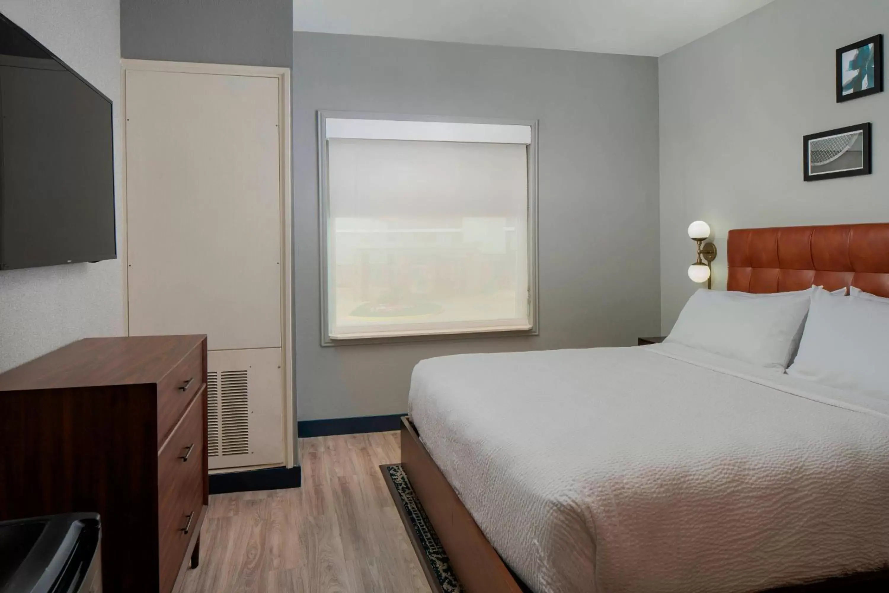 Bedroom, Bed in Four Points by Sheraton Dallas Arlington Entertainment District