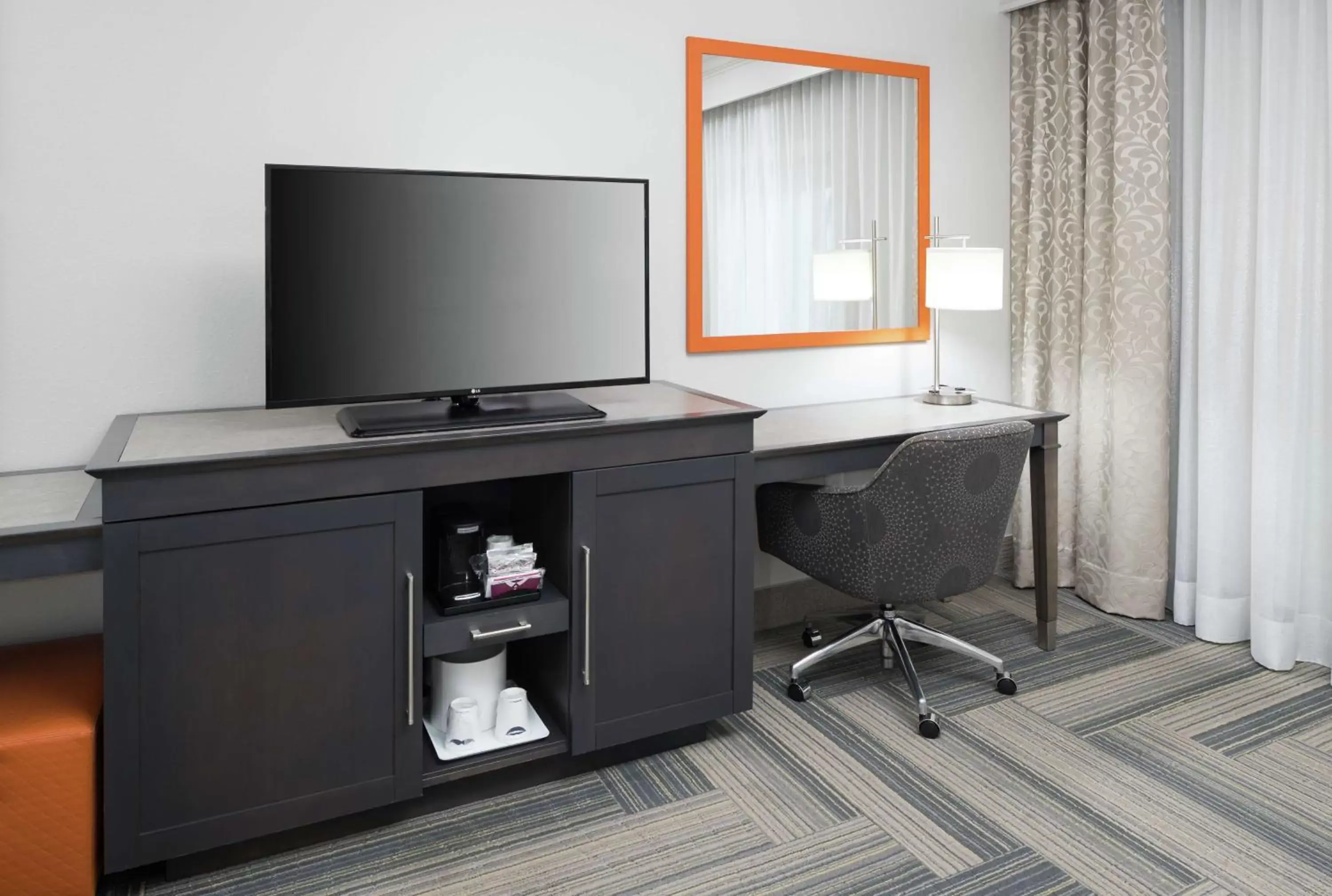 Bedroom, TV/Entertainment Center in Hampton Inn & Suites by Hilton Atlanta Perimeter Dunwoody