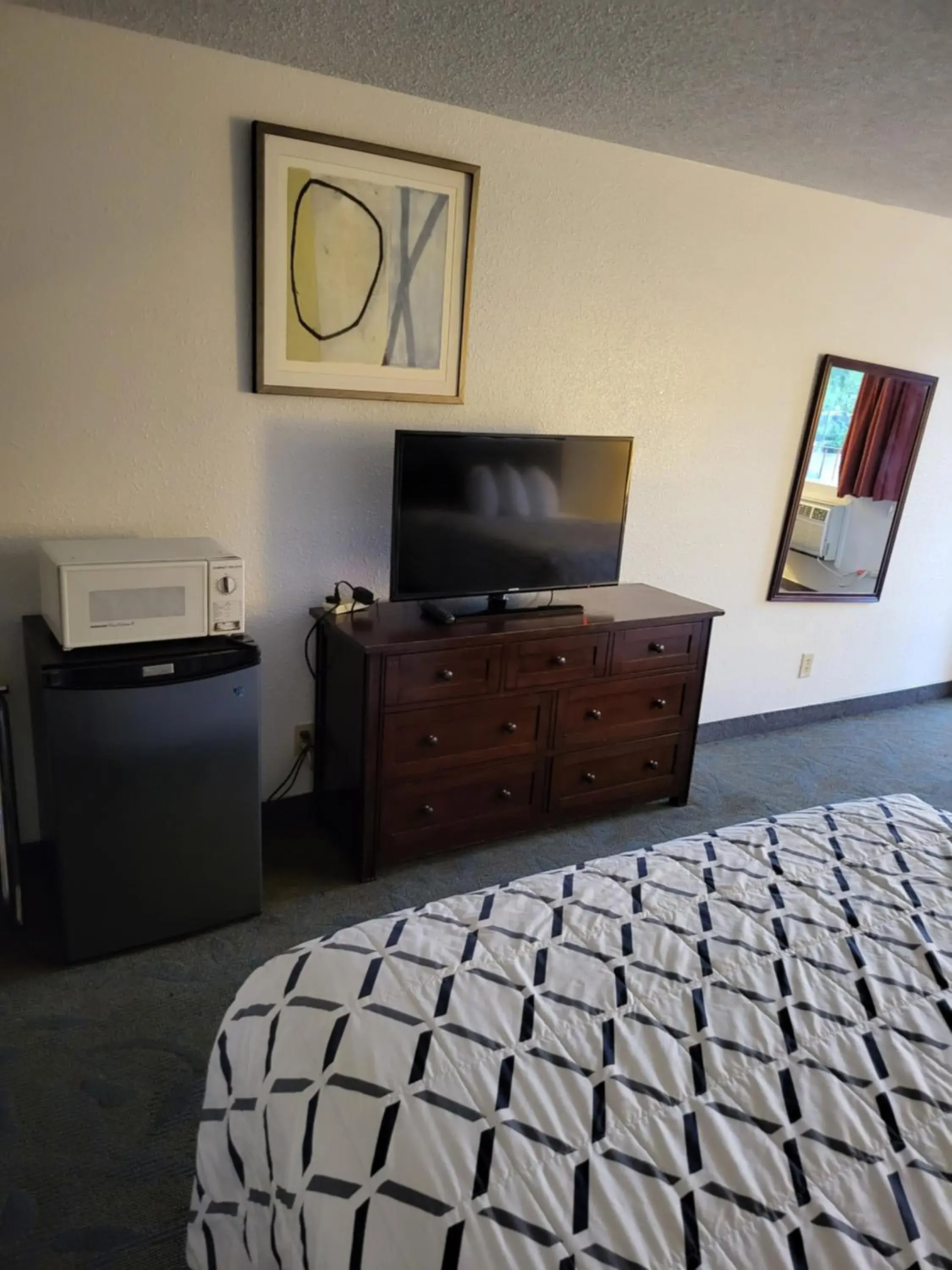 TV and multimedia, TV/Entertainment Center in Smokey Point Motor Inn