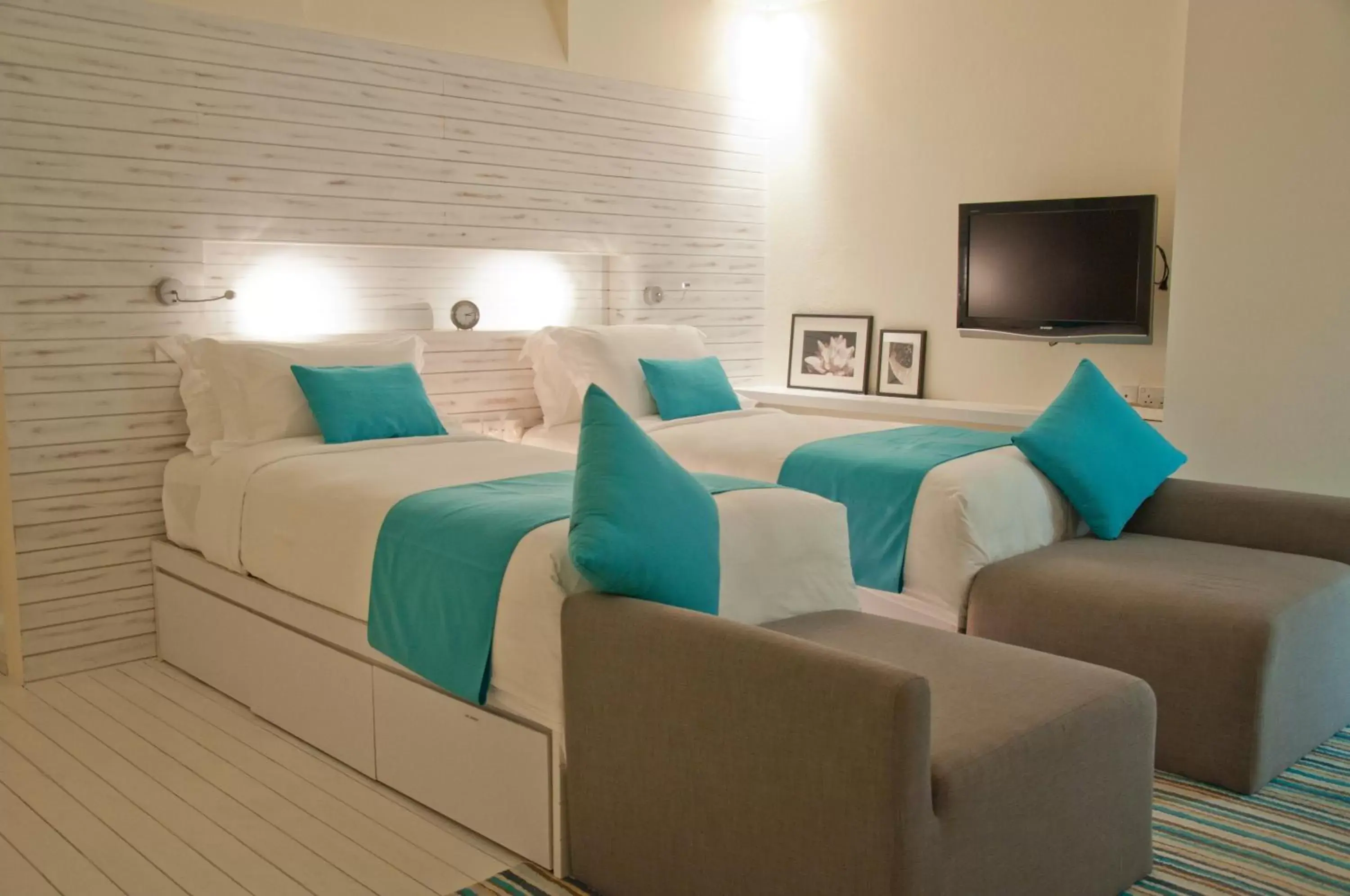 Bed, Seating Area in Holiday Inn Resort Kandooma Maldives - Kids Stay & Eat Free