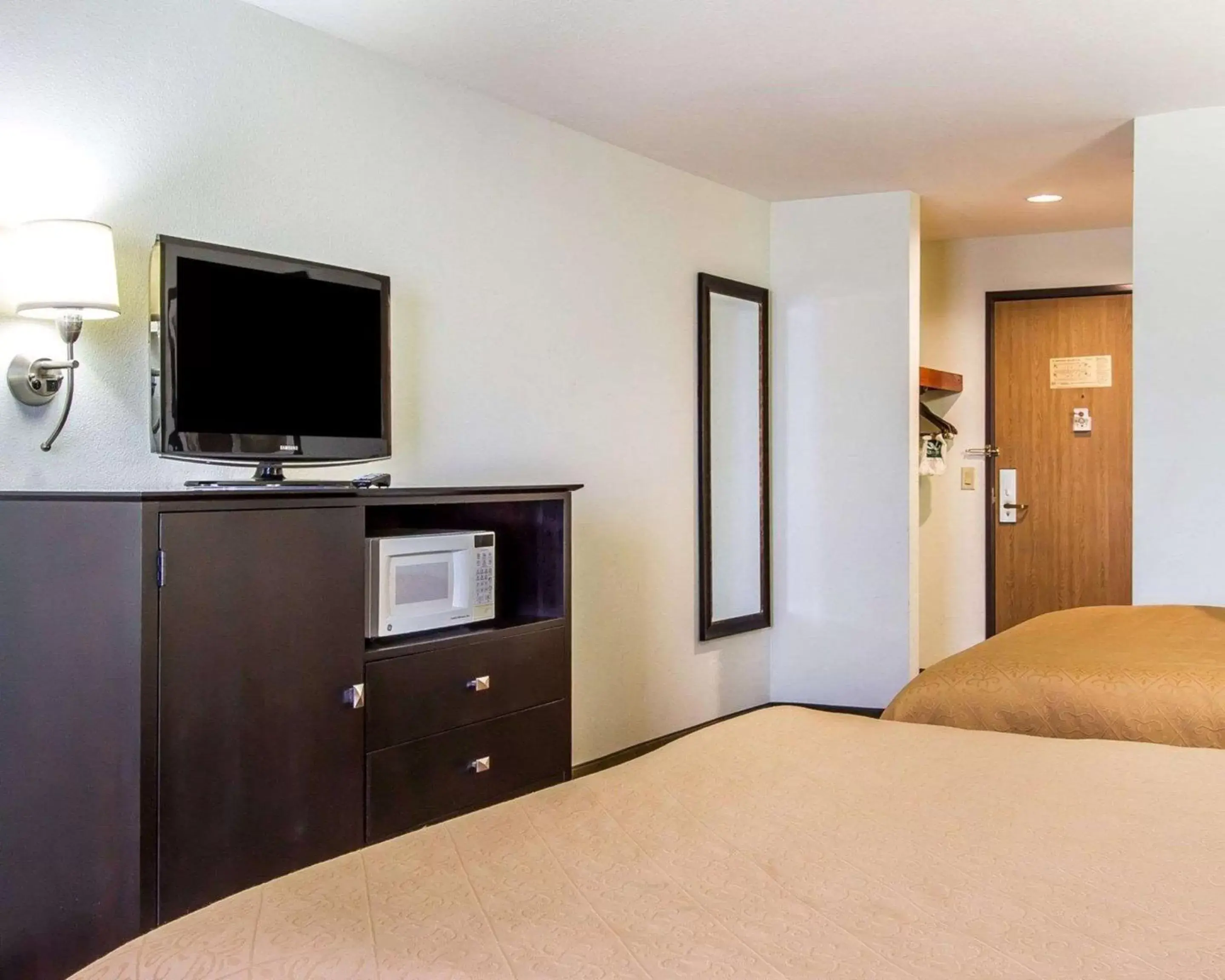 Photo of the whole room, TV/Entertainment Center in Quality Inn Pontiac