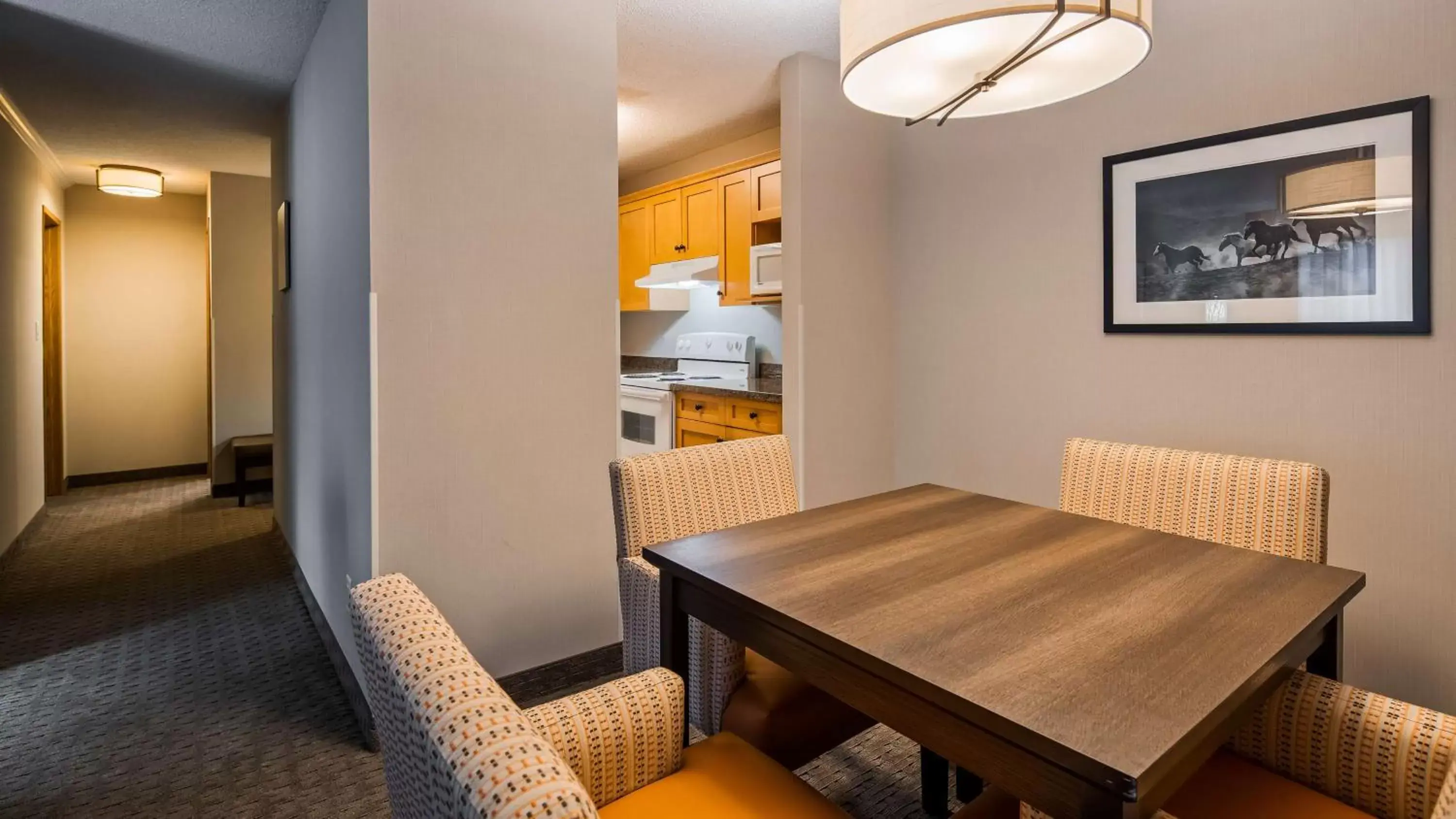 Photo of the whole room, Dining Area in Best Western Plus Country Meadows Inn