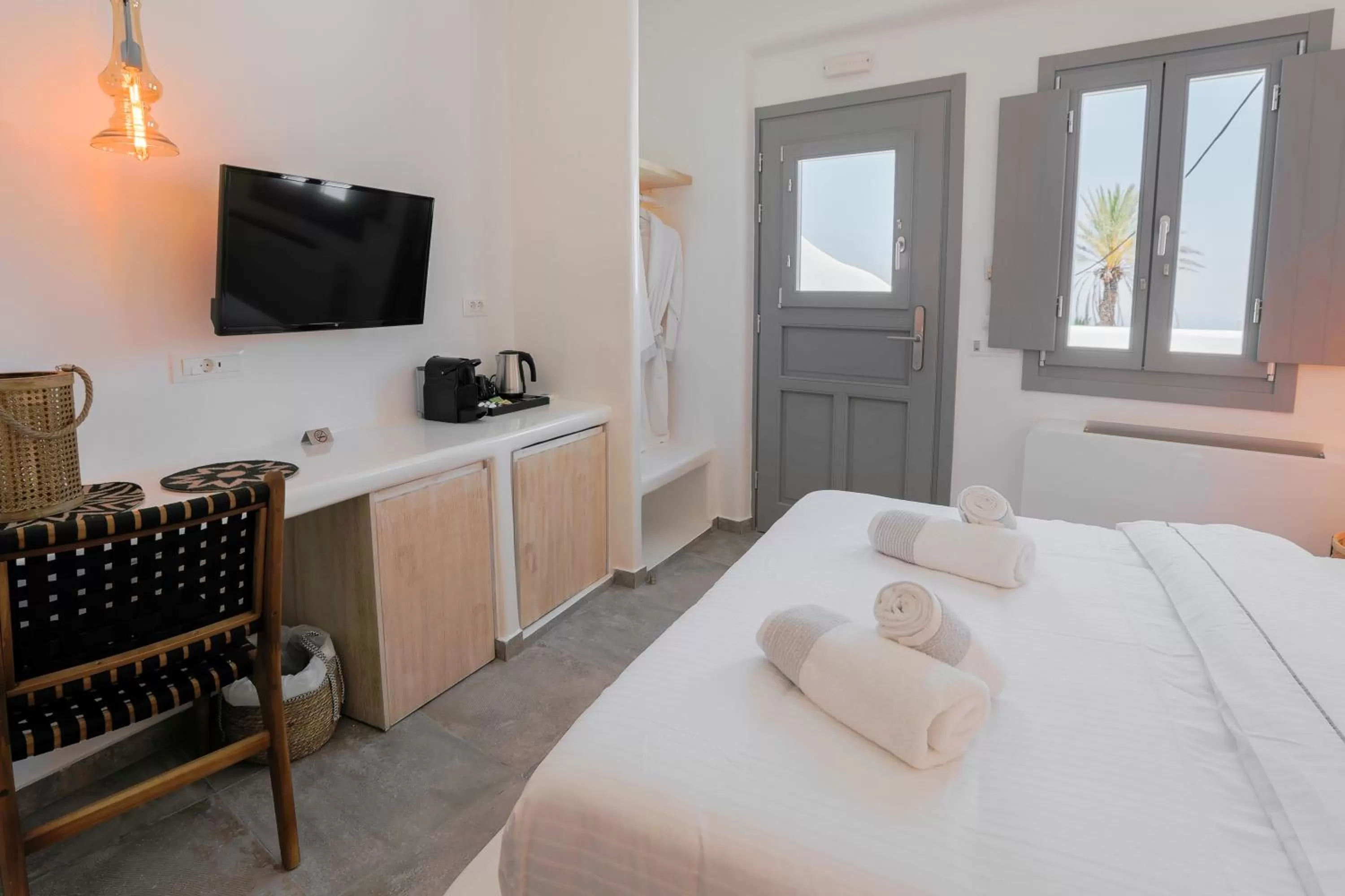 Bed in Eternity Suites Santorini