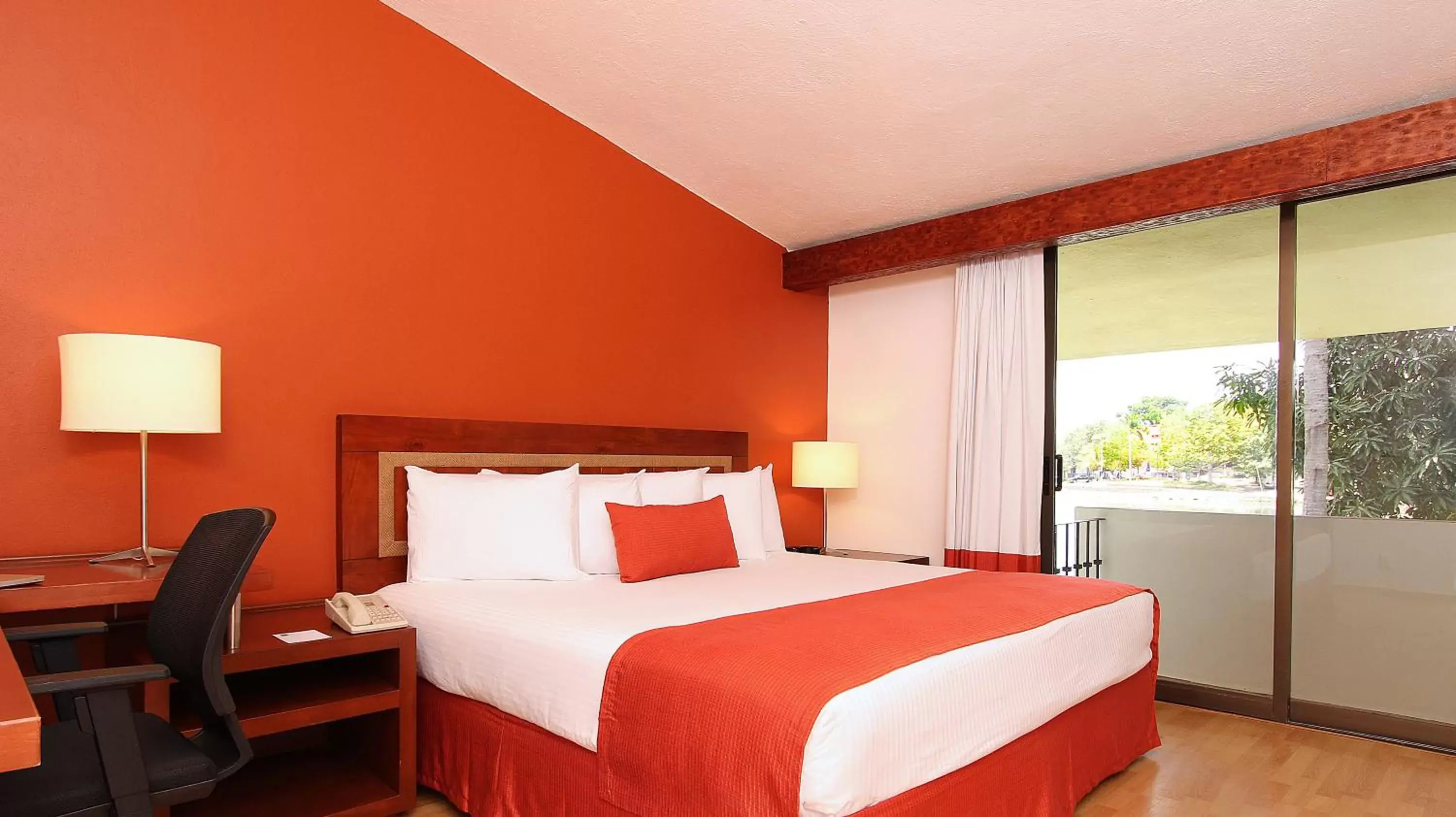 Photo of the whole room, Bed in Fiesta Inn Villahermosa Cencali
