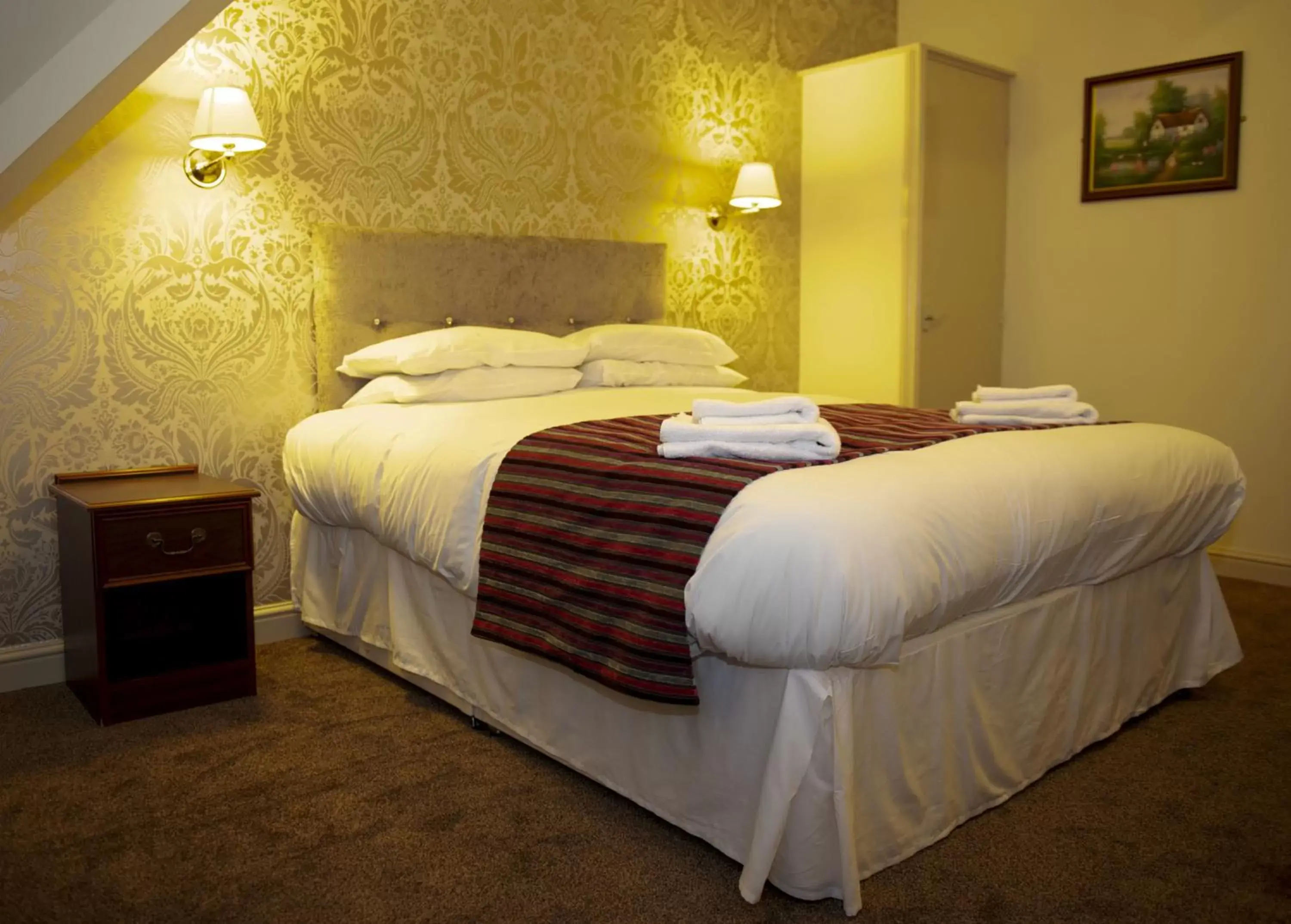 Bedroom, Bed in Strawberry Bank Hotel, NEC