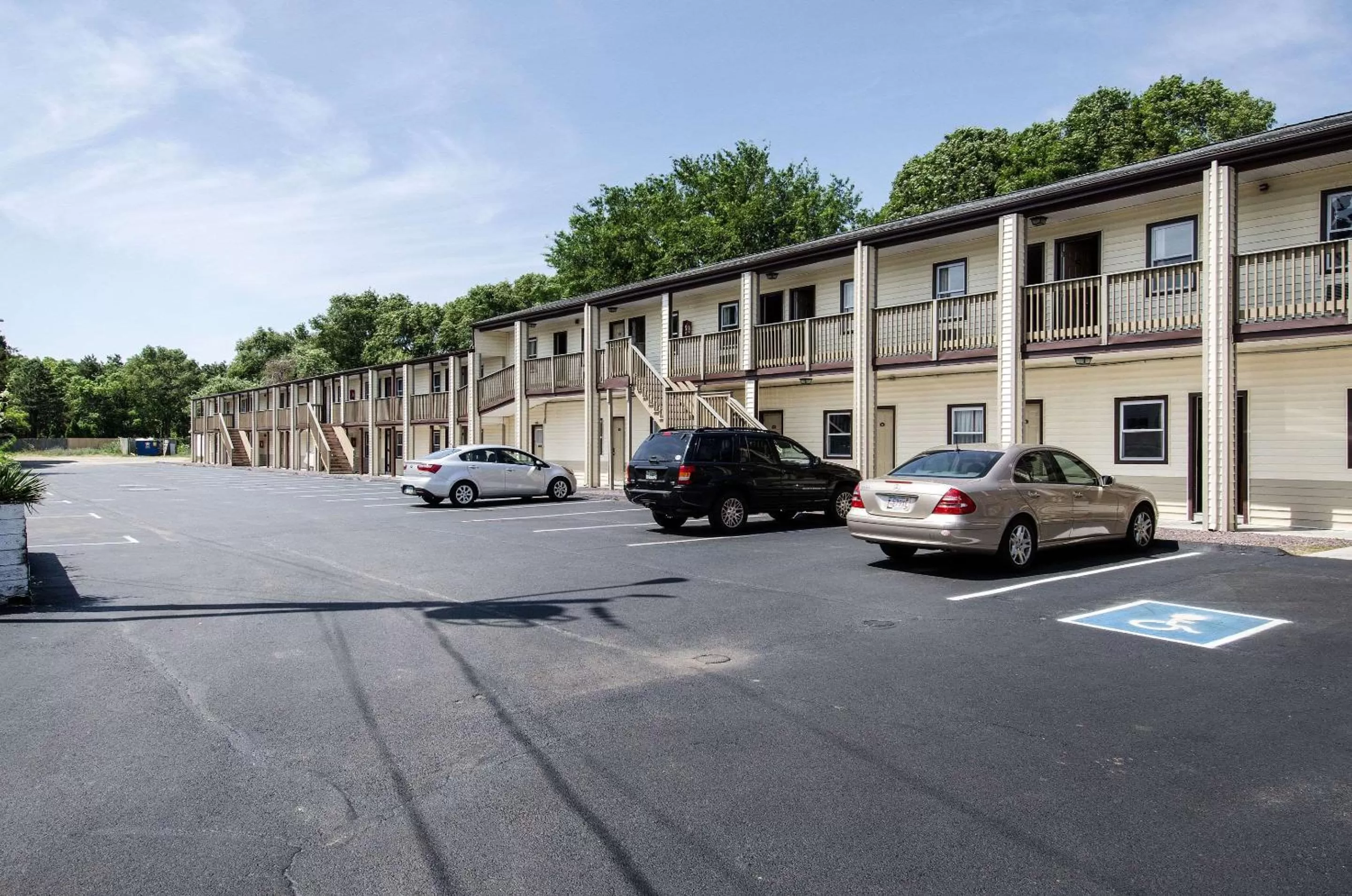 Property building in Econo Lodge West Yarmouth on Cape Cod