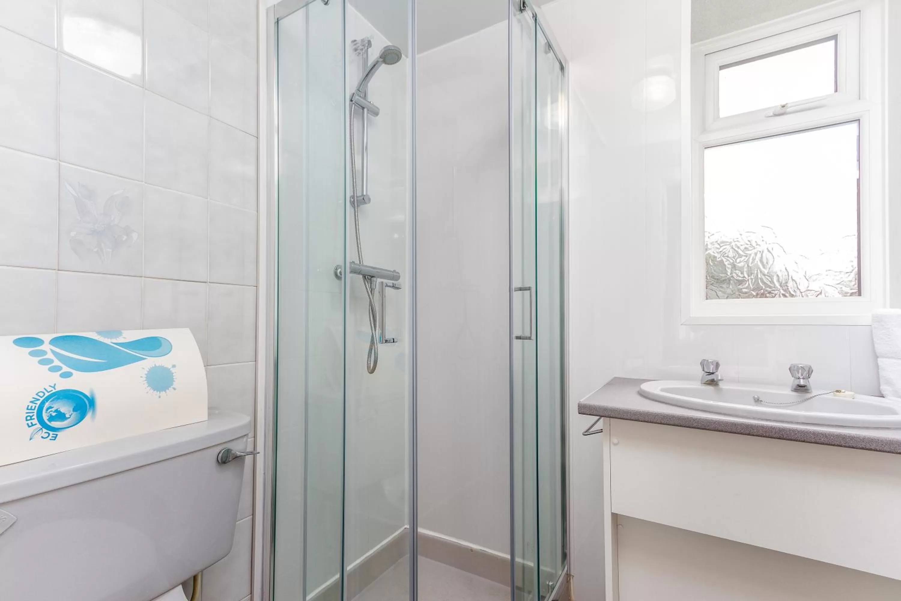 Bathroom in The Sandringham Court Hotel & Apartment Welcoming Large and Small Groups for 15 years