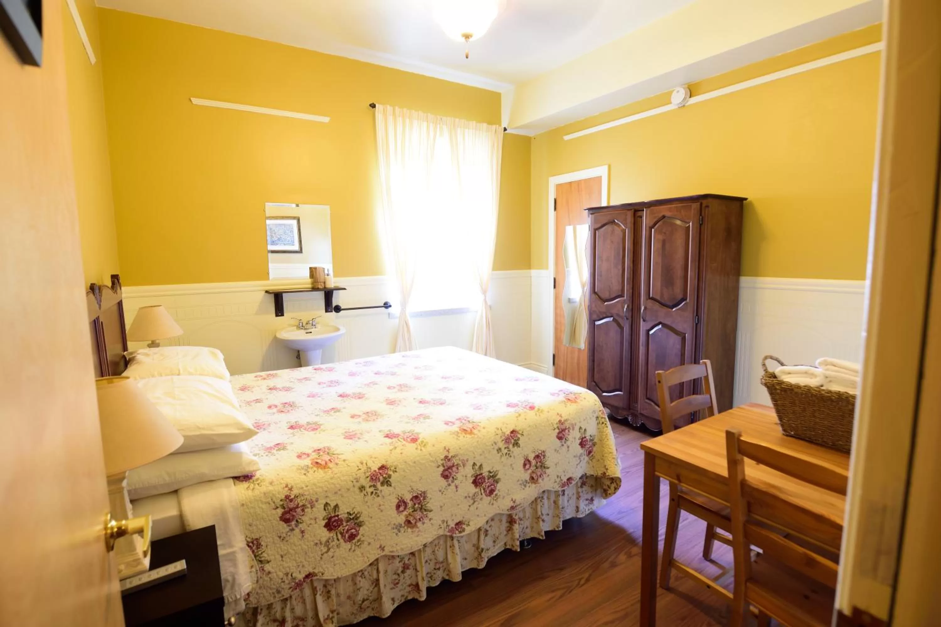 Photo of the whole room, Bed in Auberge le St-Georges