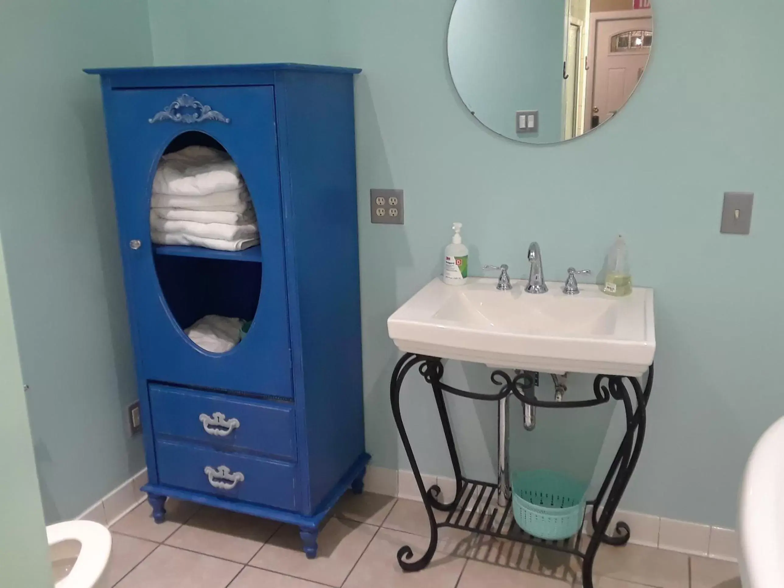 Bathroom in Betty Lous Garden