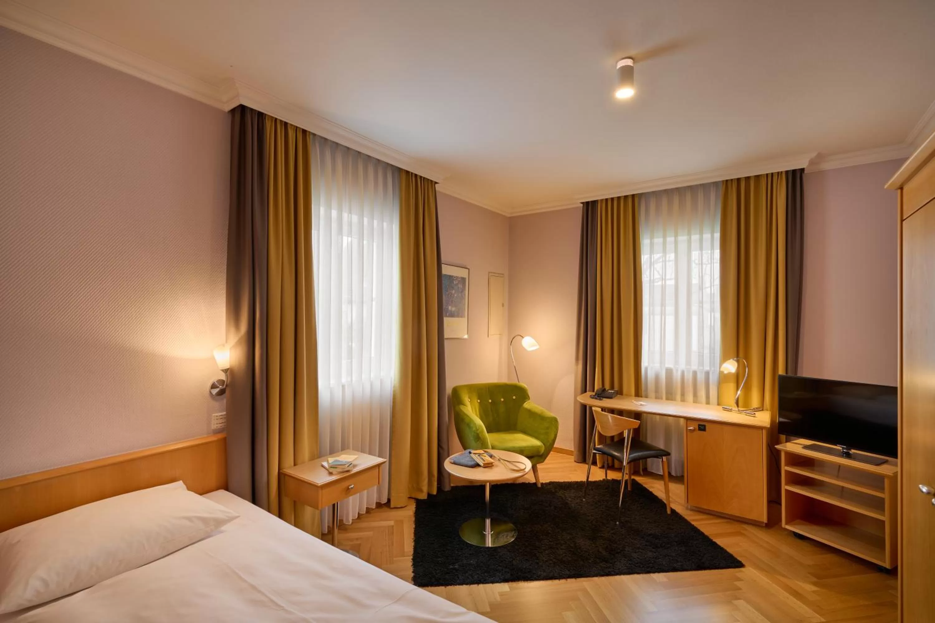 Photo of the whole room, Bed in Hotel Lechnerhof Unterföhring