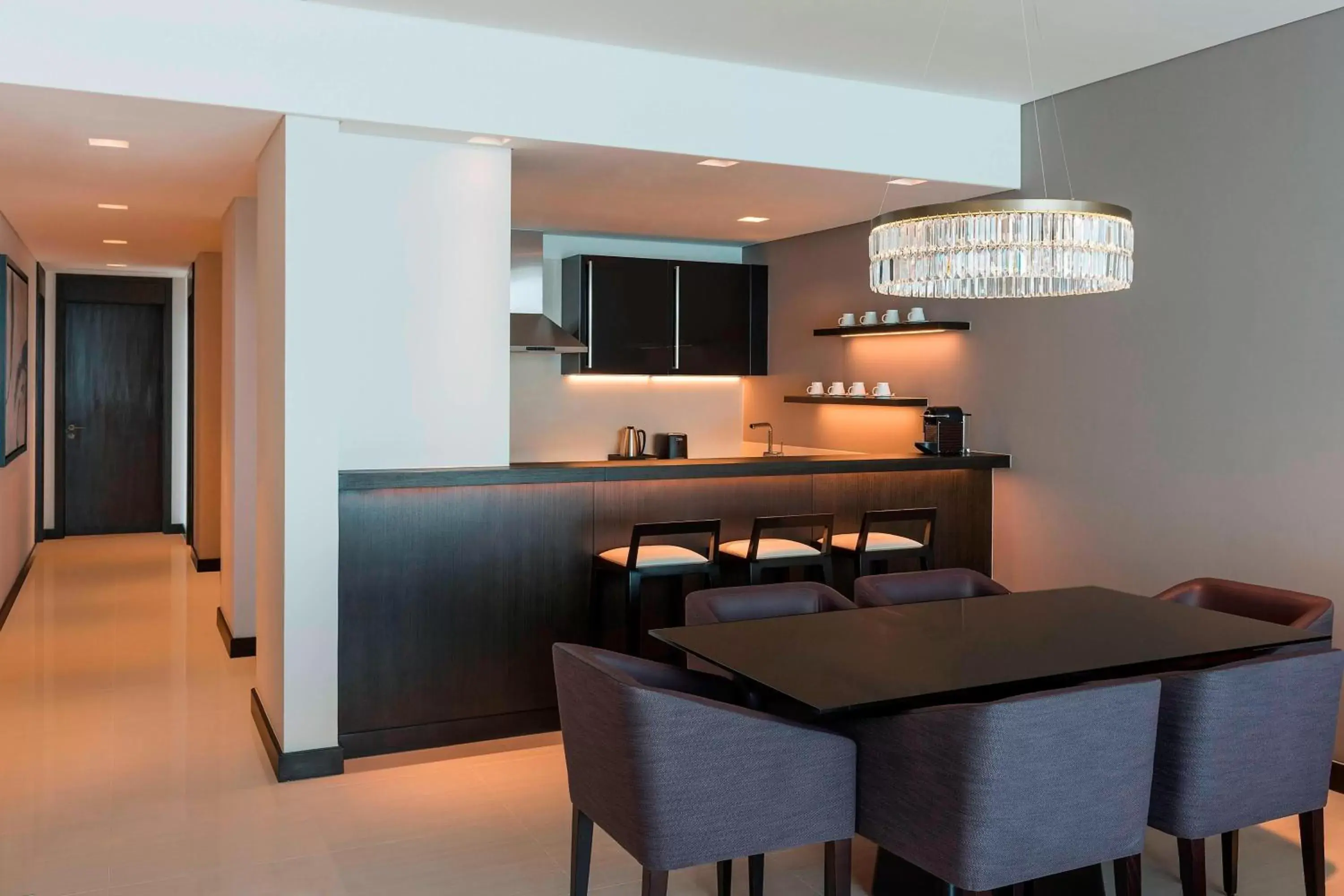 Bedroom, Kitchen/Kitchenette in Sheraton Grand Hotel, Dubai