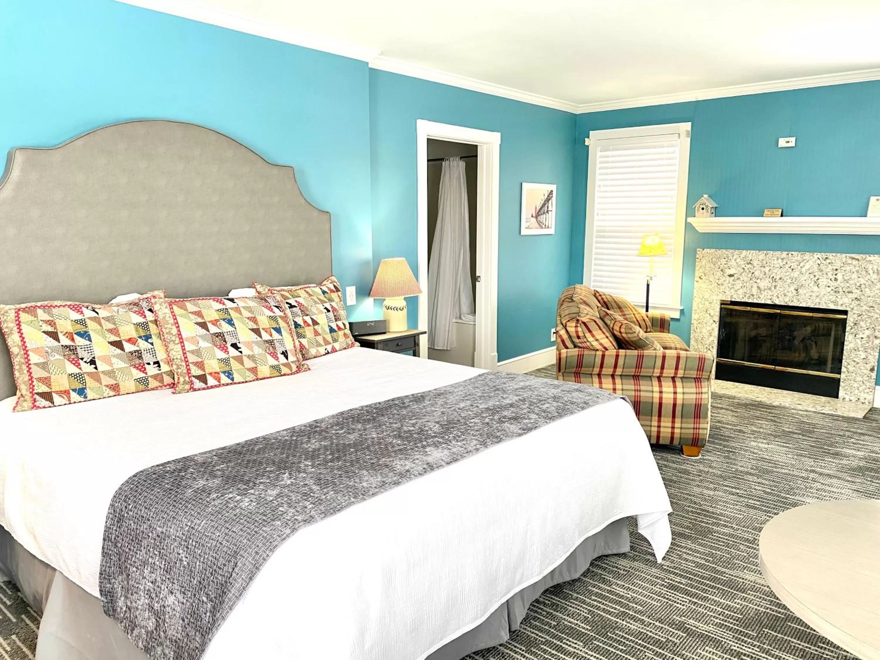 Bed in Harbor House Inn