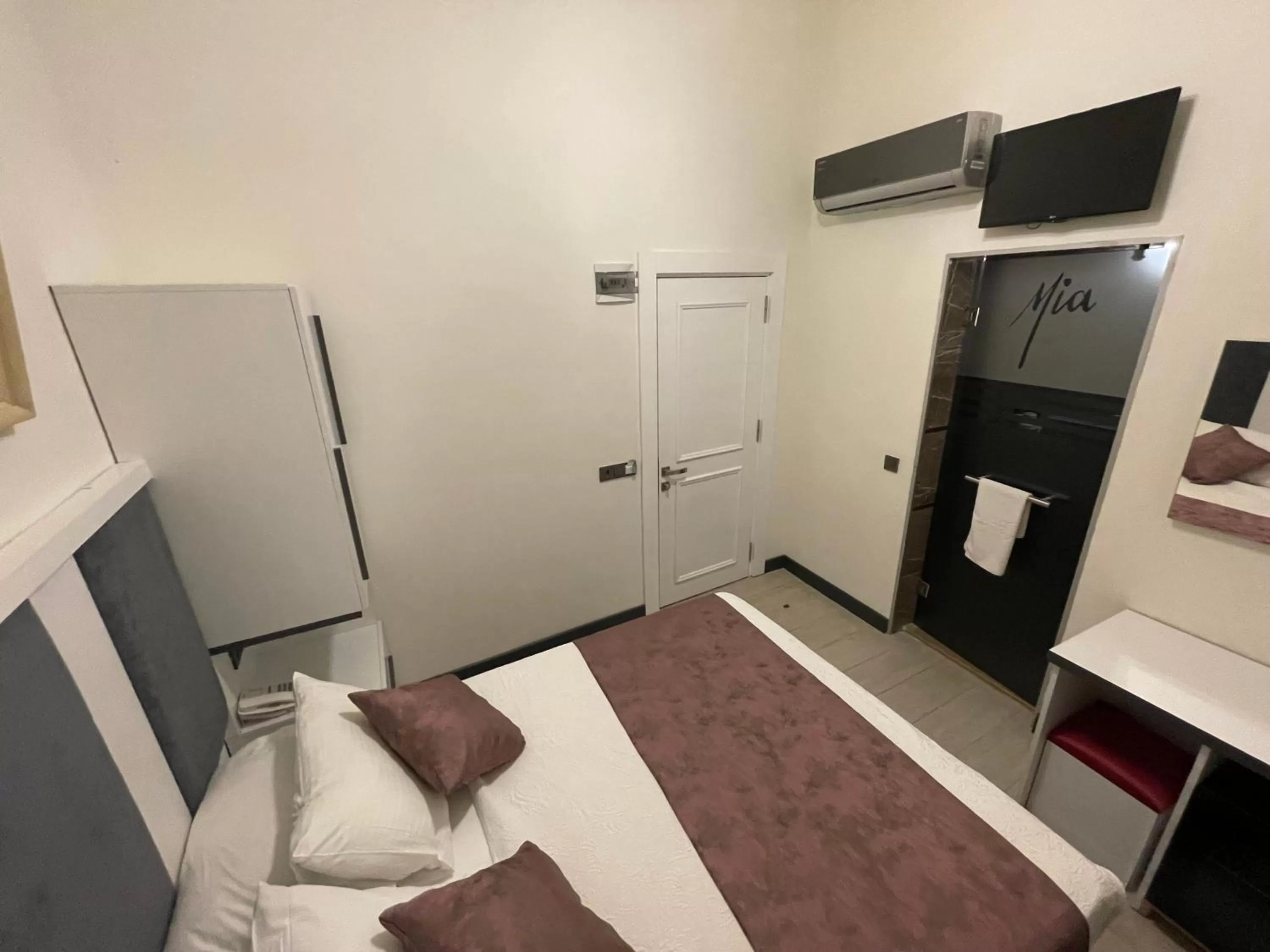 Photo of the whole room in Mia Hotel