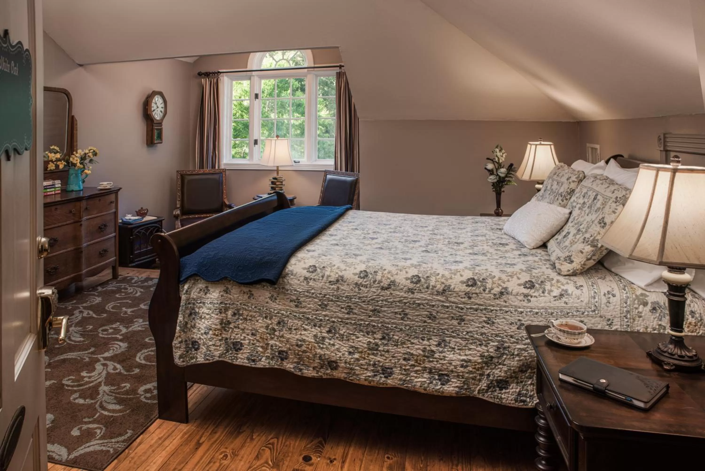 Photo of the whole room in White Oak Manor Bed and Breakfast