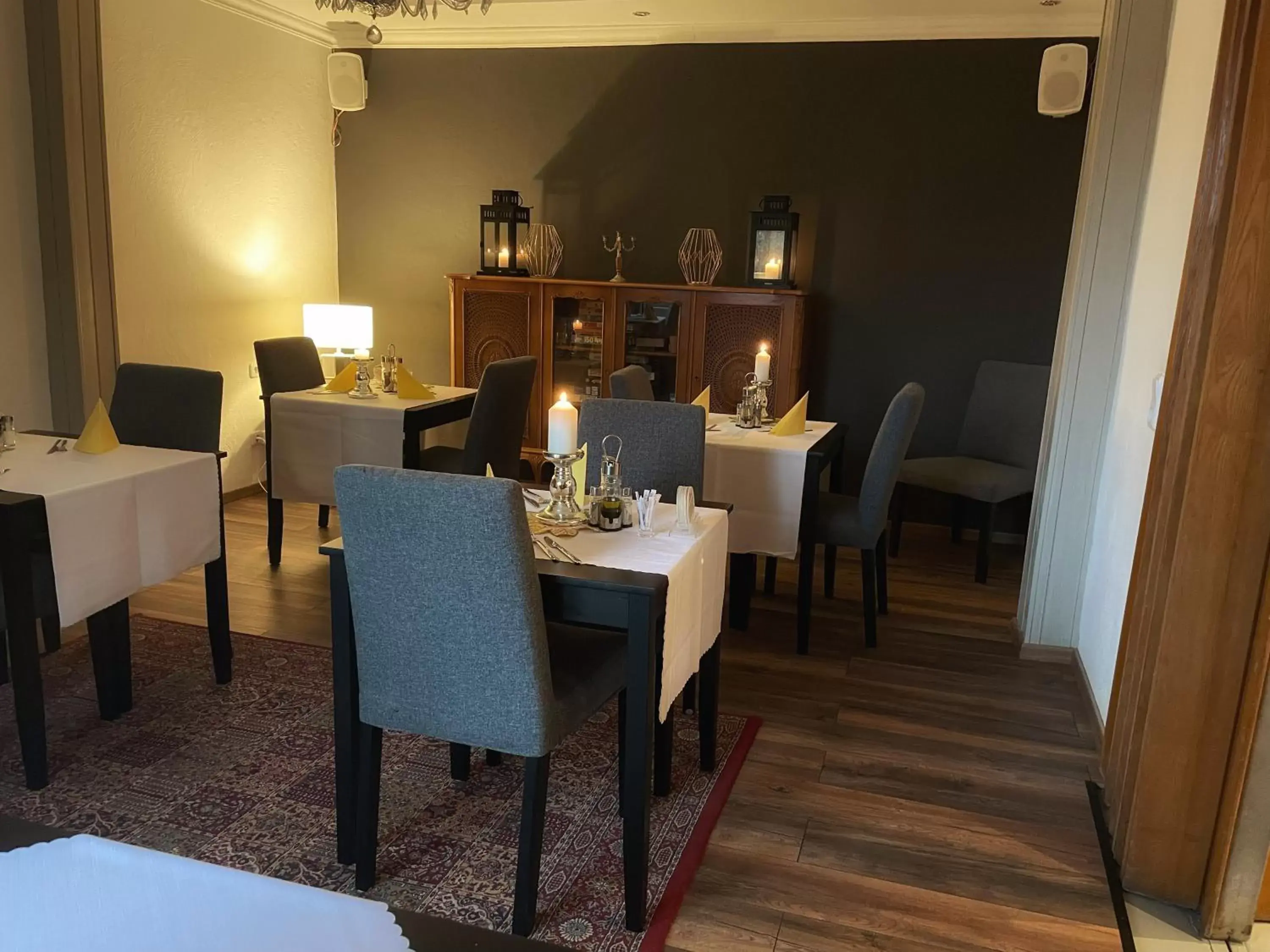 Restaurant/places to eat in Riverside Inn Restaurant/places to eat in Riverside Inn