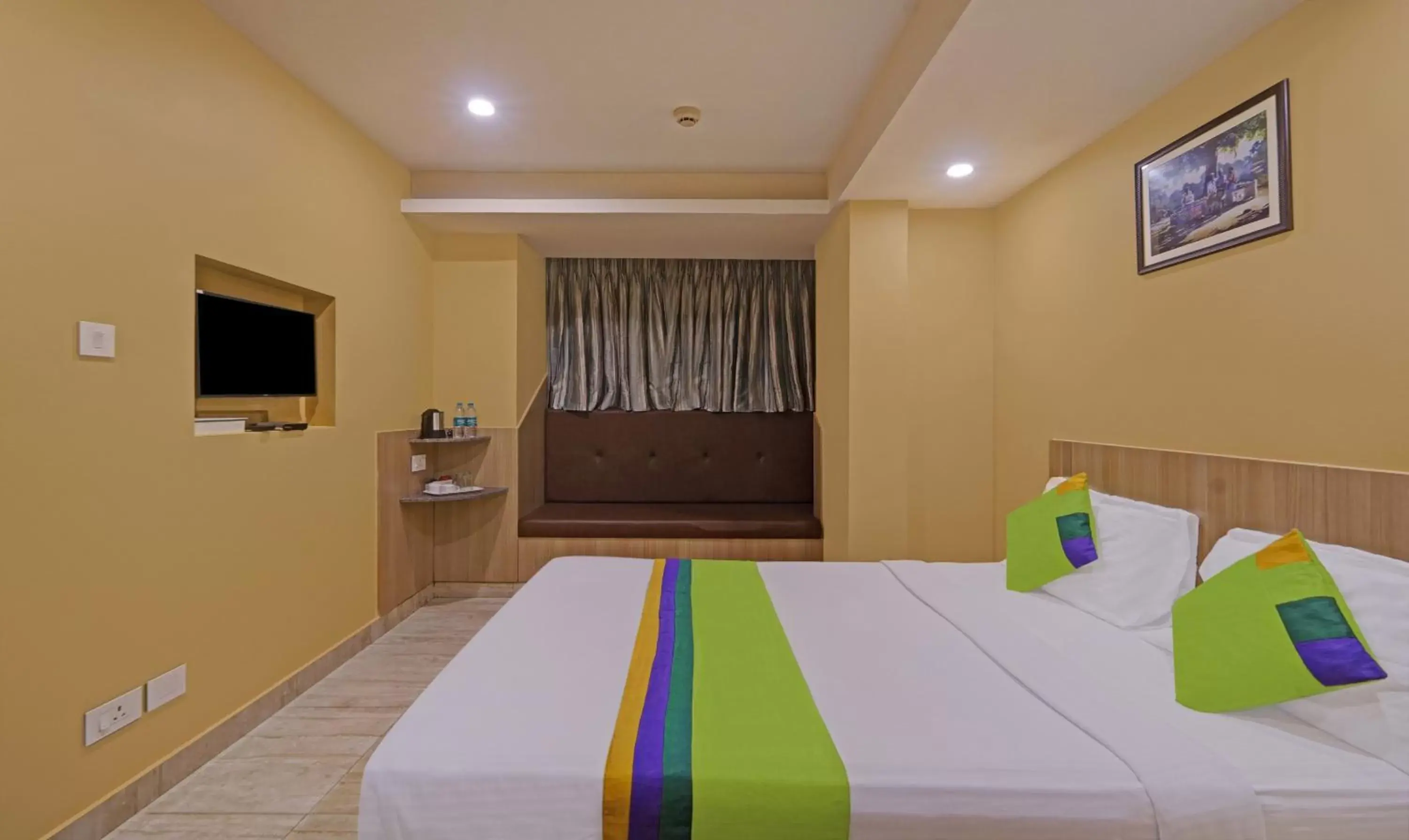 Bedroom, Bed in Treebo Fourth Avenue Bedroom, Bed in Treebo Fourth Avenue