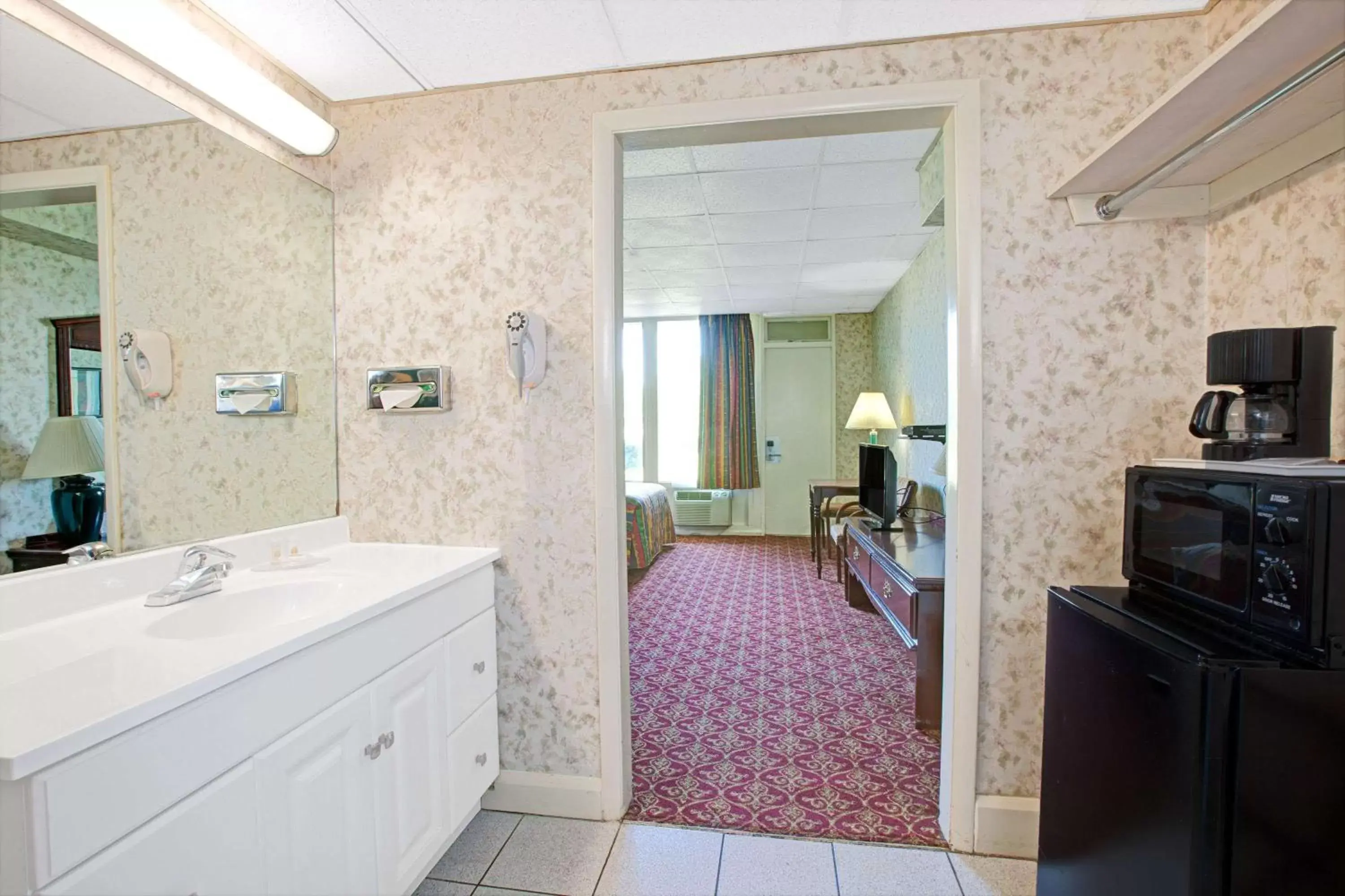 Photo of the whole room, Bathroom in Days Inn by Wyndham Parsippany