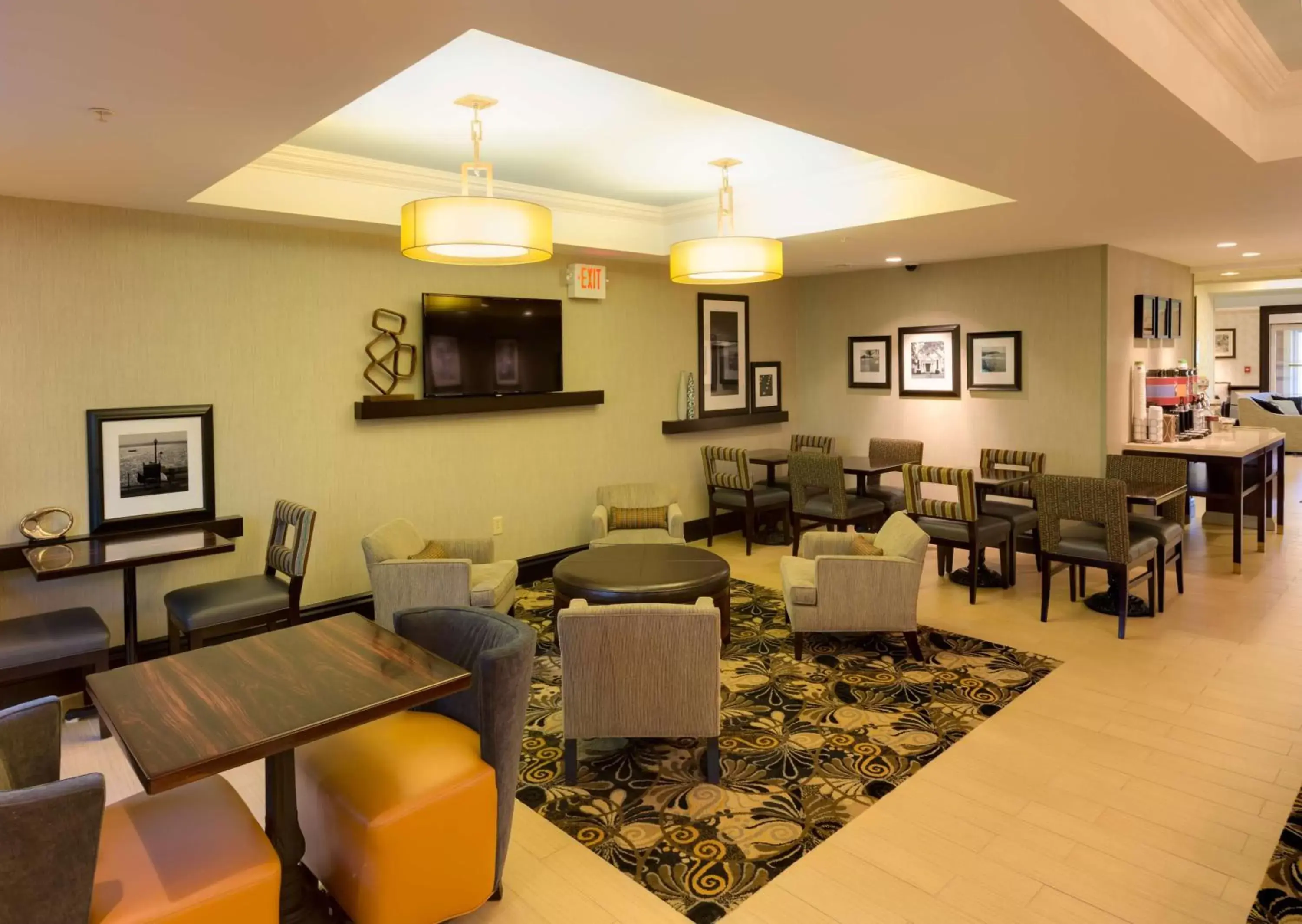 Property building, Restaurant/Places to Eat in Hampton Inn Boston Bedford Burlington