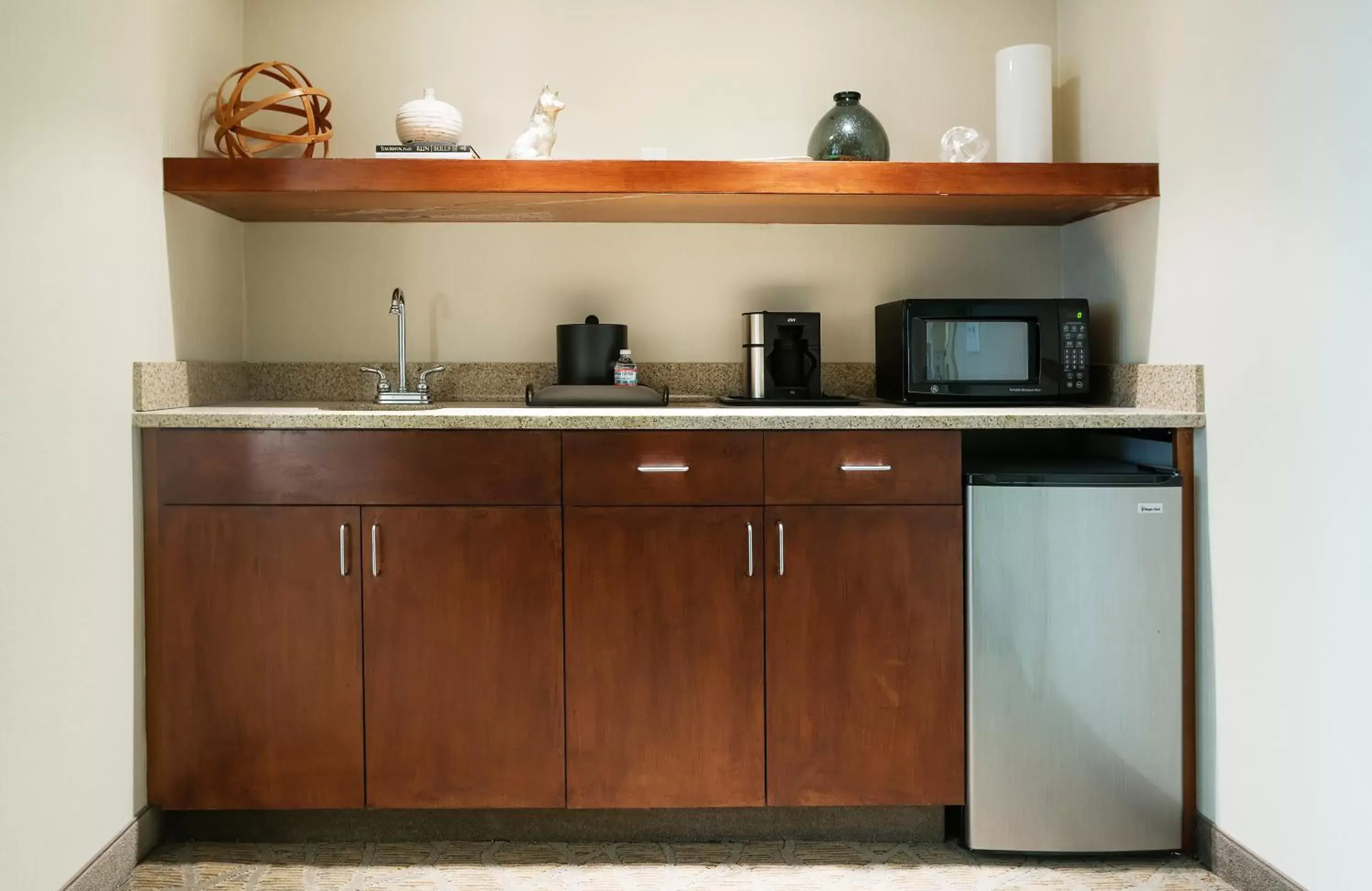 Photo of the whole room, Kitchen/Kitchenette in Holiday Inn Nashville Vanderbilt, an IHG Hotel