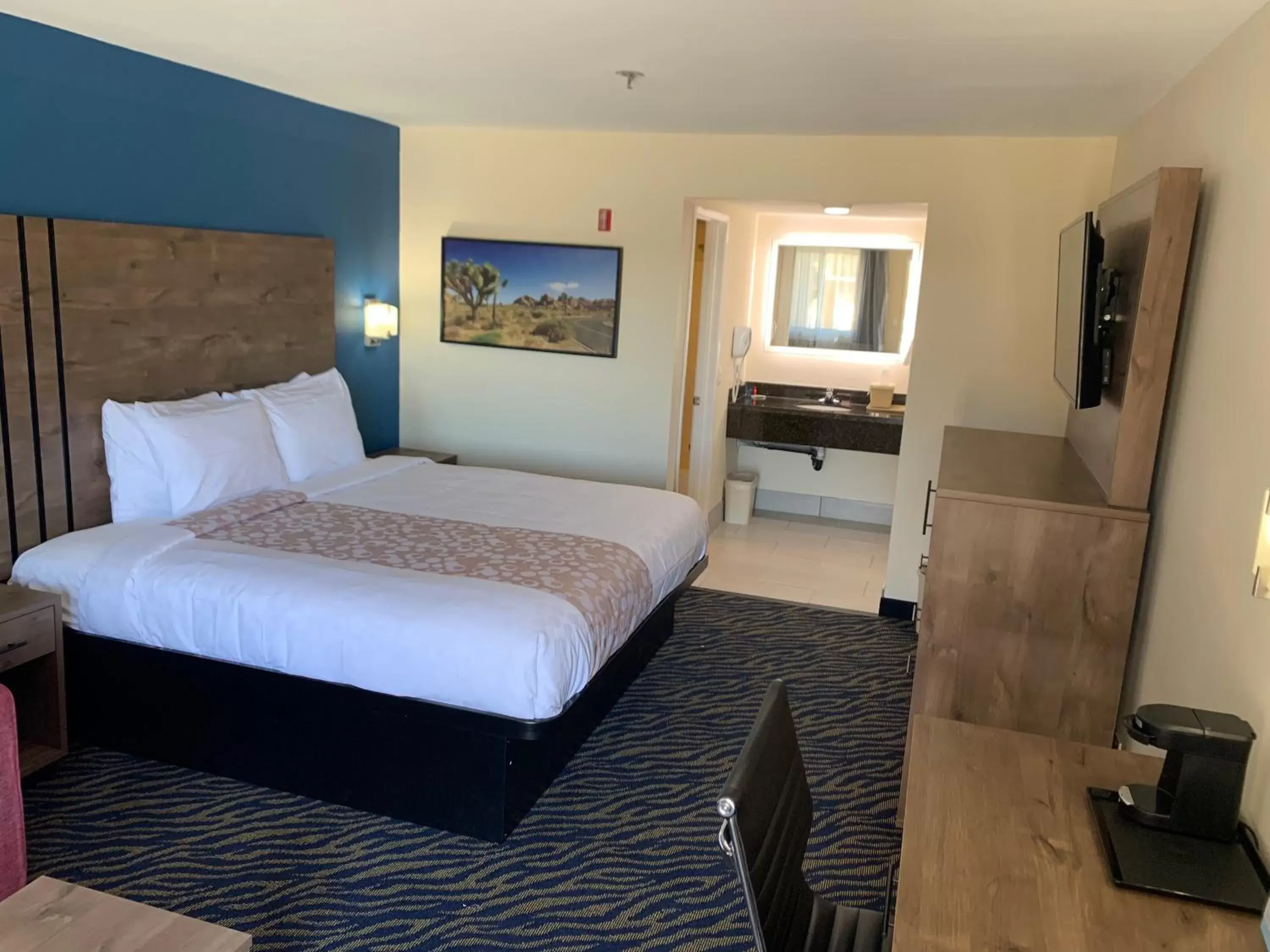 Bedroom, Bed in SureStay Plus Hotel by Best Western Hesperia