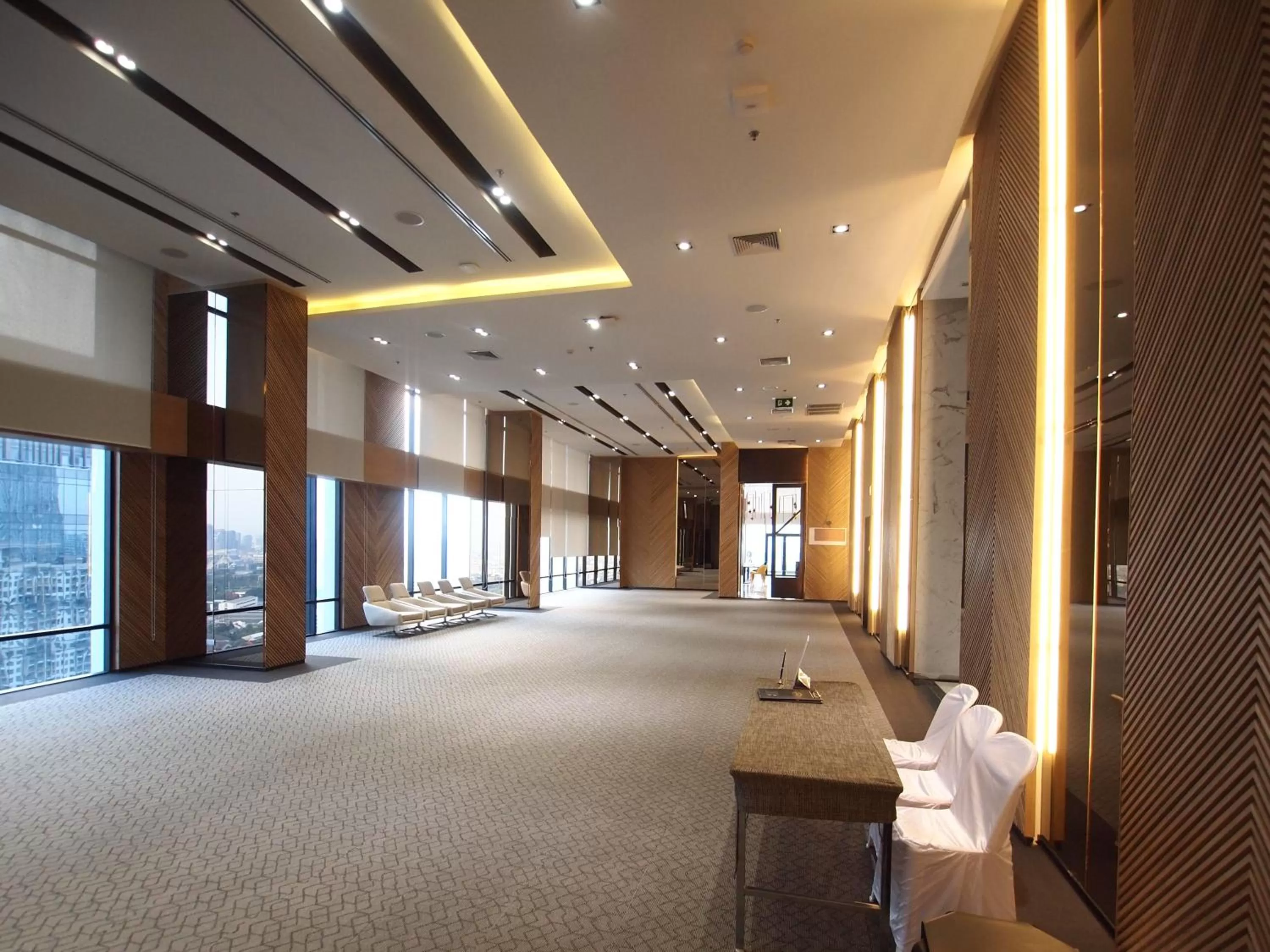 Meeting/conference room in The Quarter Ari by UHG