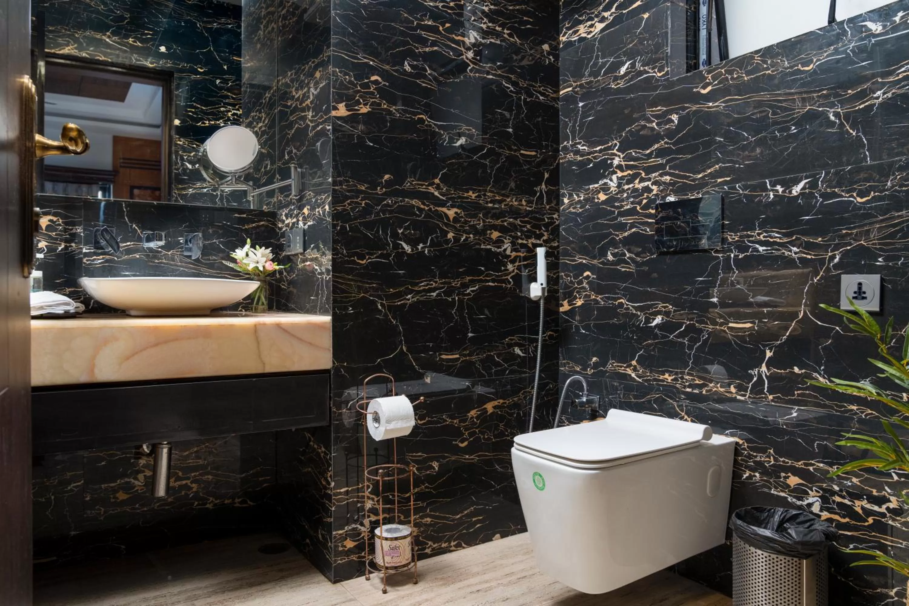 Toilet in The Moira - Bed and Breakfast