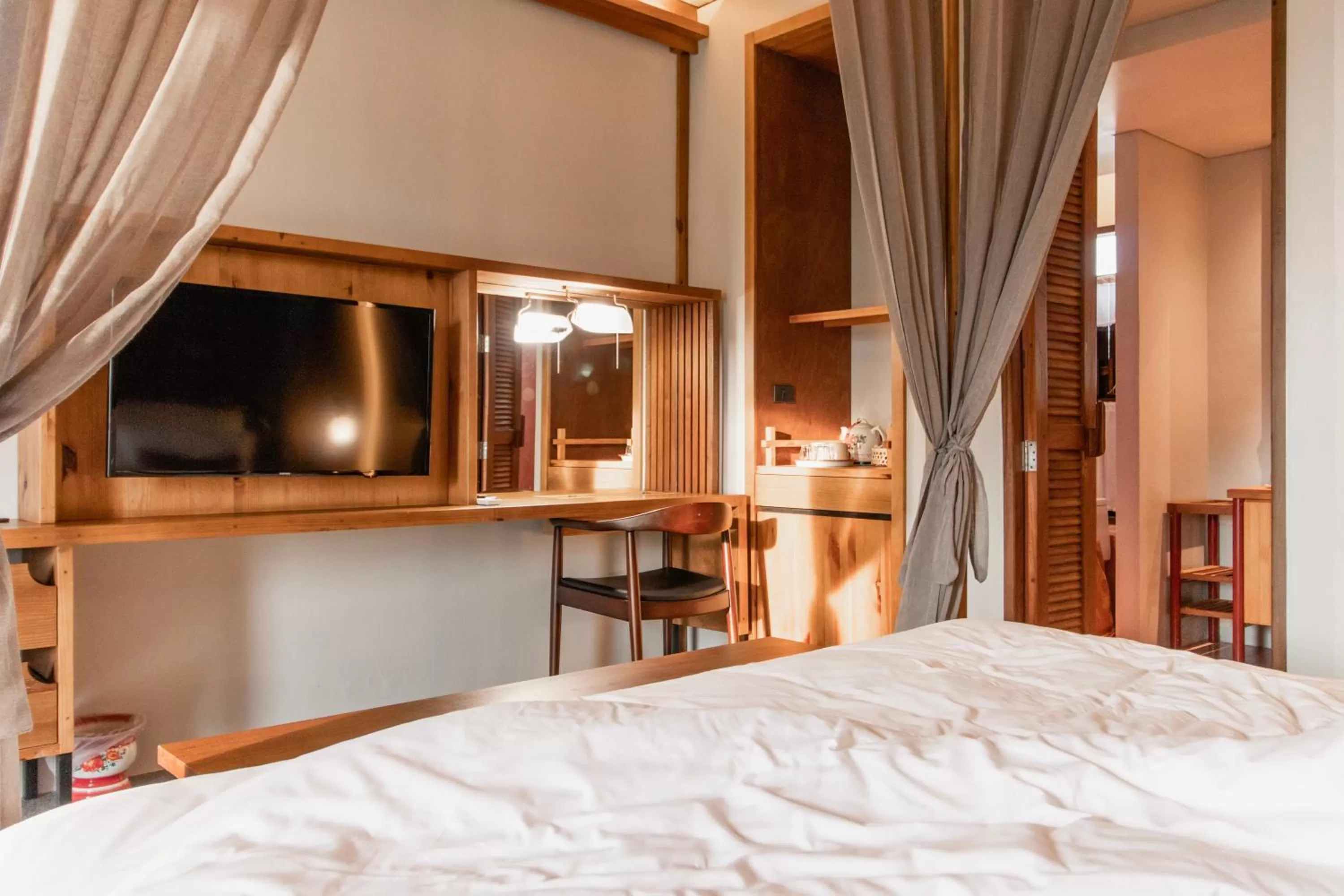 Communal lounge/ TV room, Bed in Hotel Gahn Khao Lak