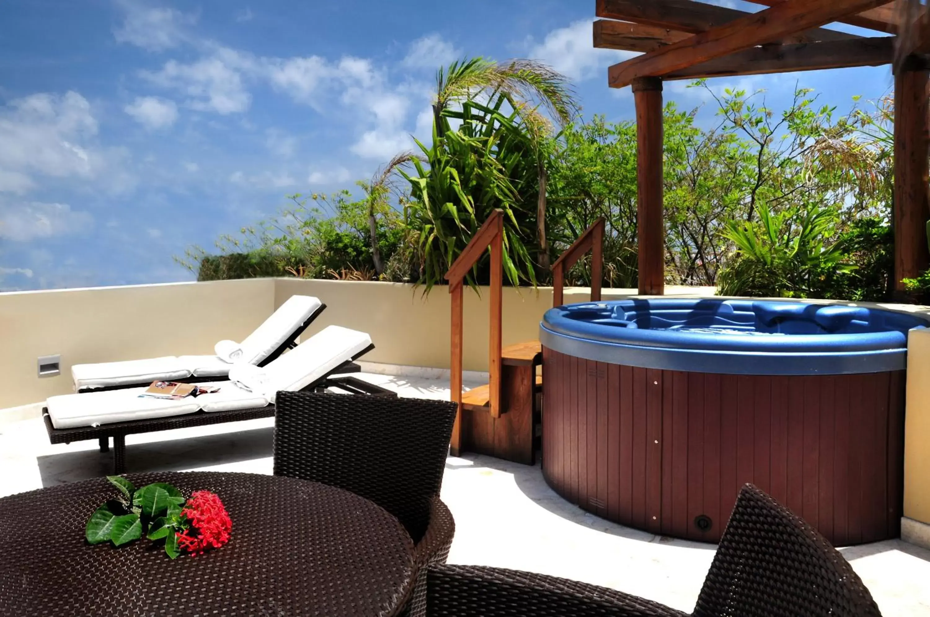 Hot Tub in Maya Villa Condo Hotel and Beachclub