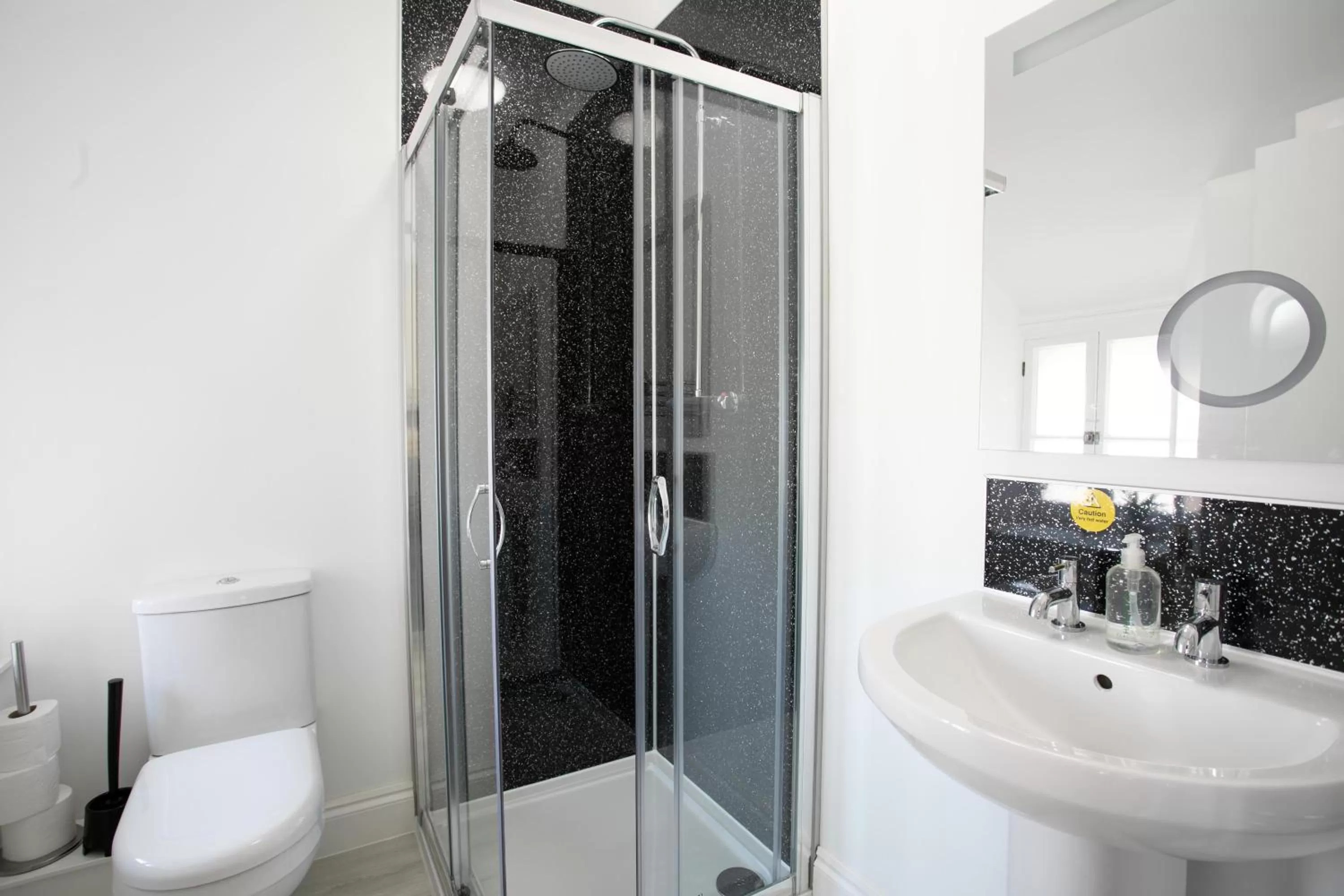 Bathroom in Park View R & R - Adult Only - Self-Catering - Free Parking - EV Point