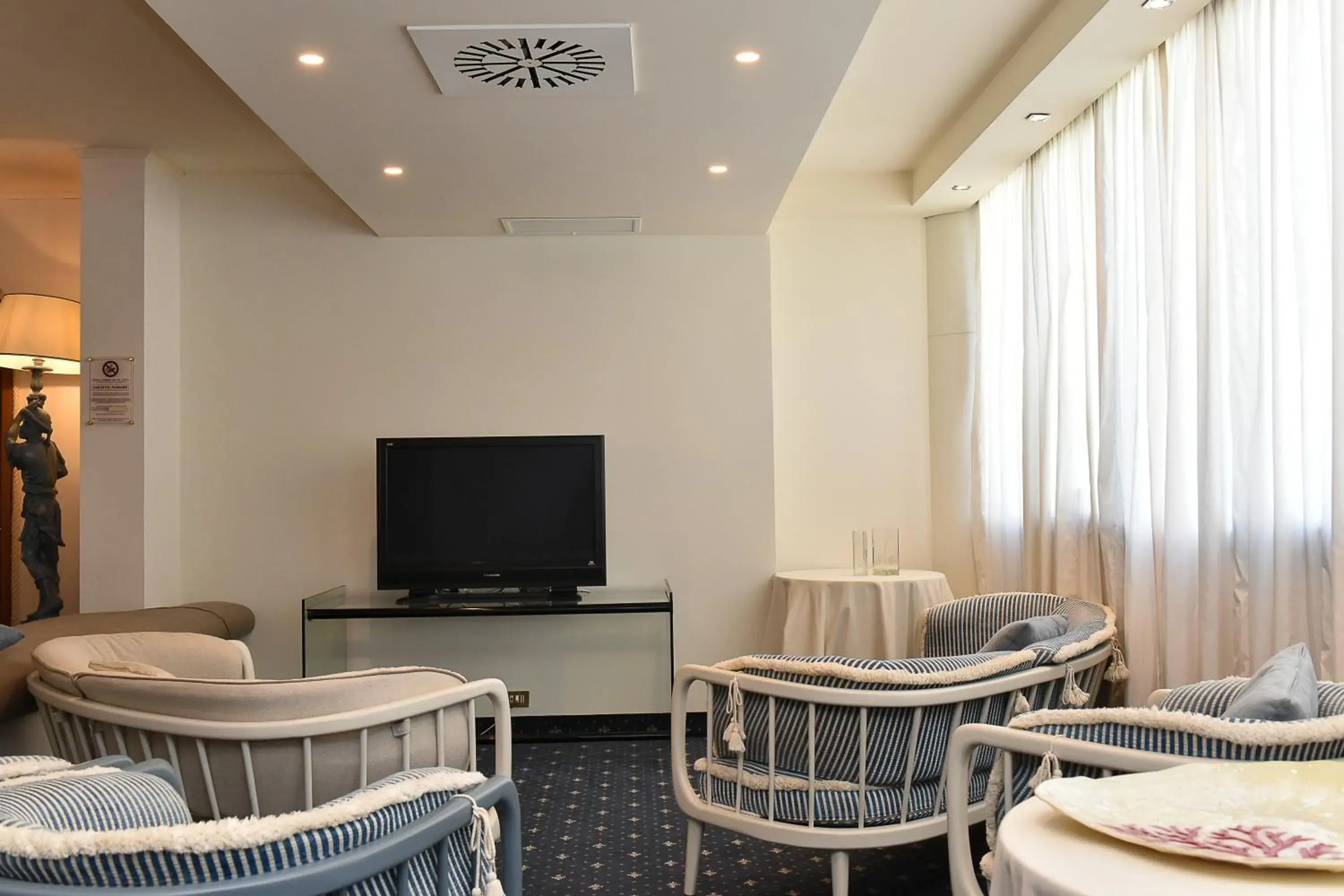 Communal lounge/ TV room, TV/Entertainment Center in Hotel Anthony