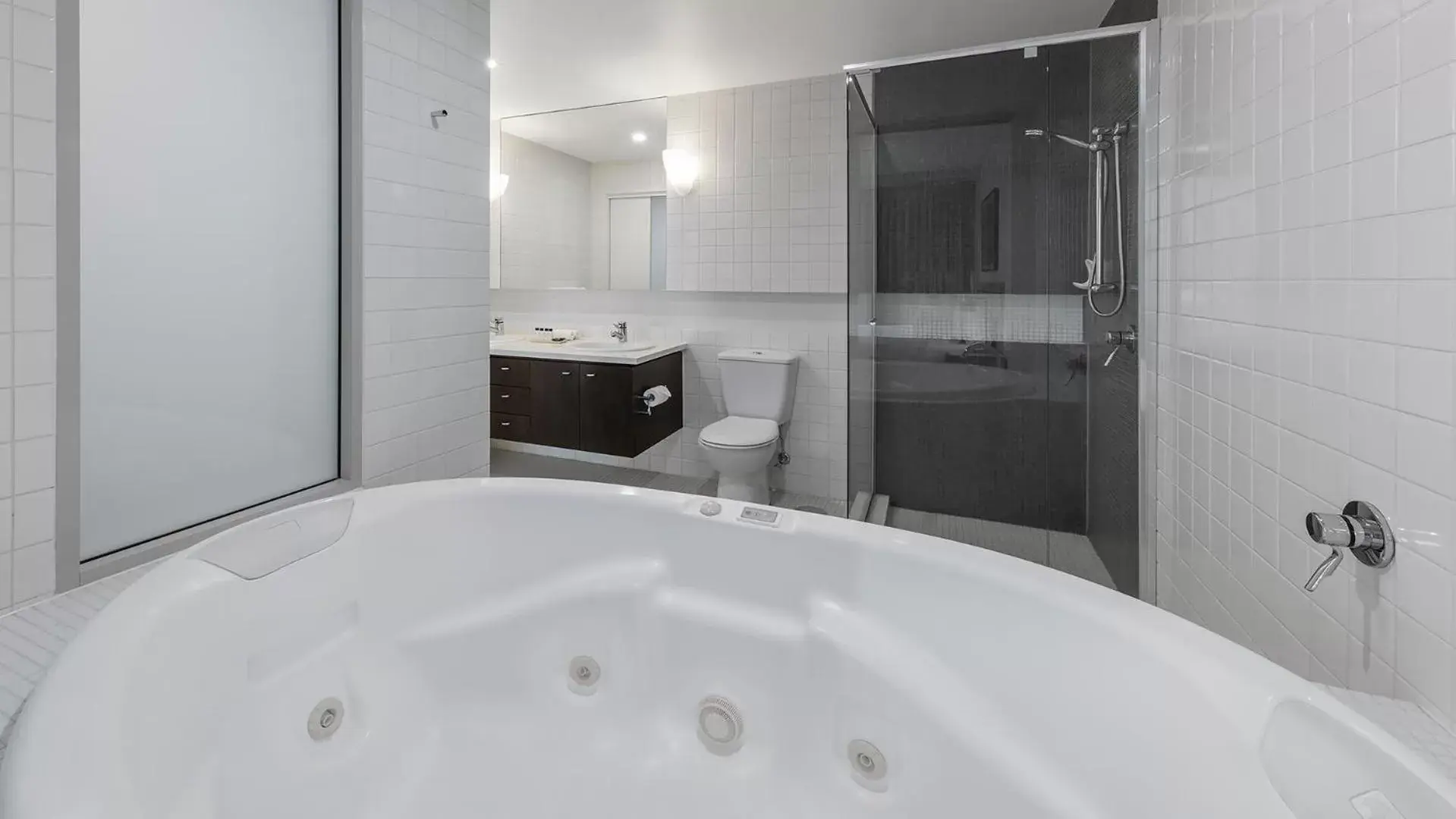 Bathroom in Oaks Adelaide Embassy Suites