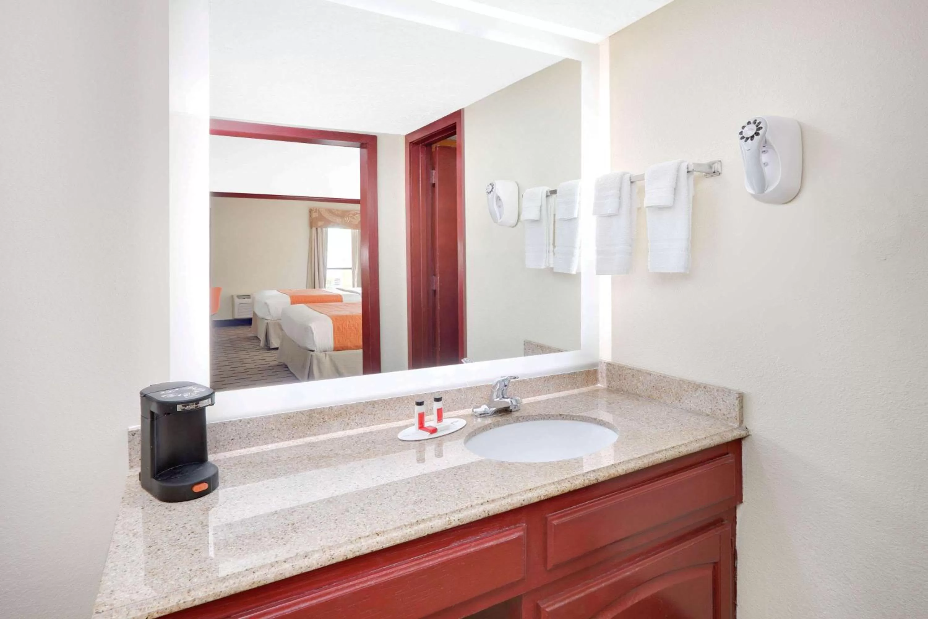 Bathroom in Howard Johnson by Wyndham San Marcos